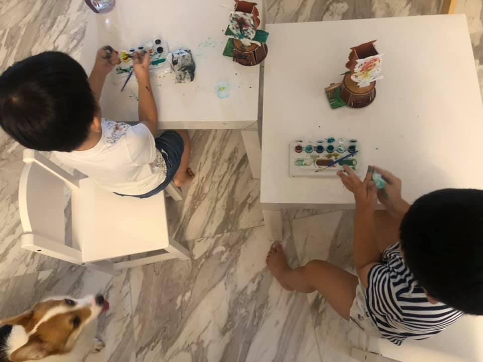 楊采妮不時在社交網站上放上一對雙胞胎兒子的生活照,近期因疫情關係,兒子們在家專心作畫。(翻攝自楊采妮臉書)
