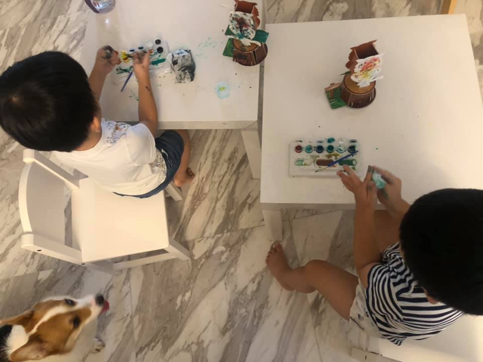 楊采妮不時在社交網站上放上一對雙胞胎兒子的生活照，近期因疫情關係，兒子們在家專心作畫。（翻攝自楊采妮臉書）