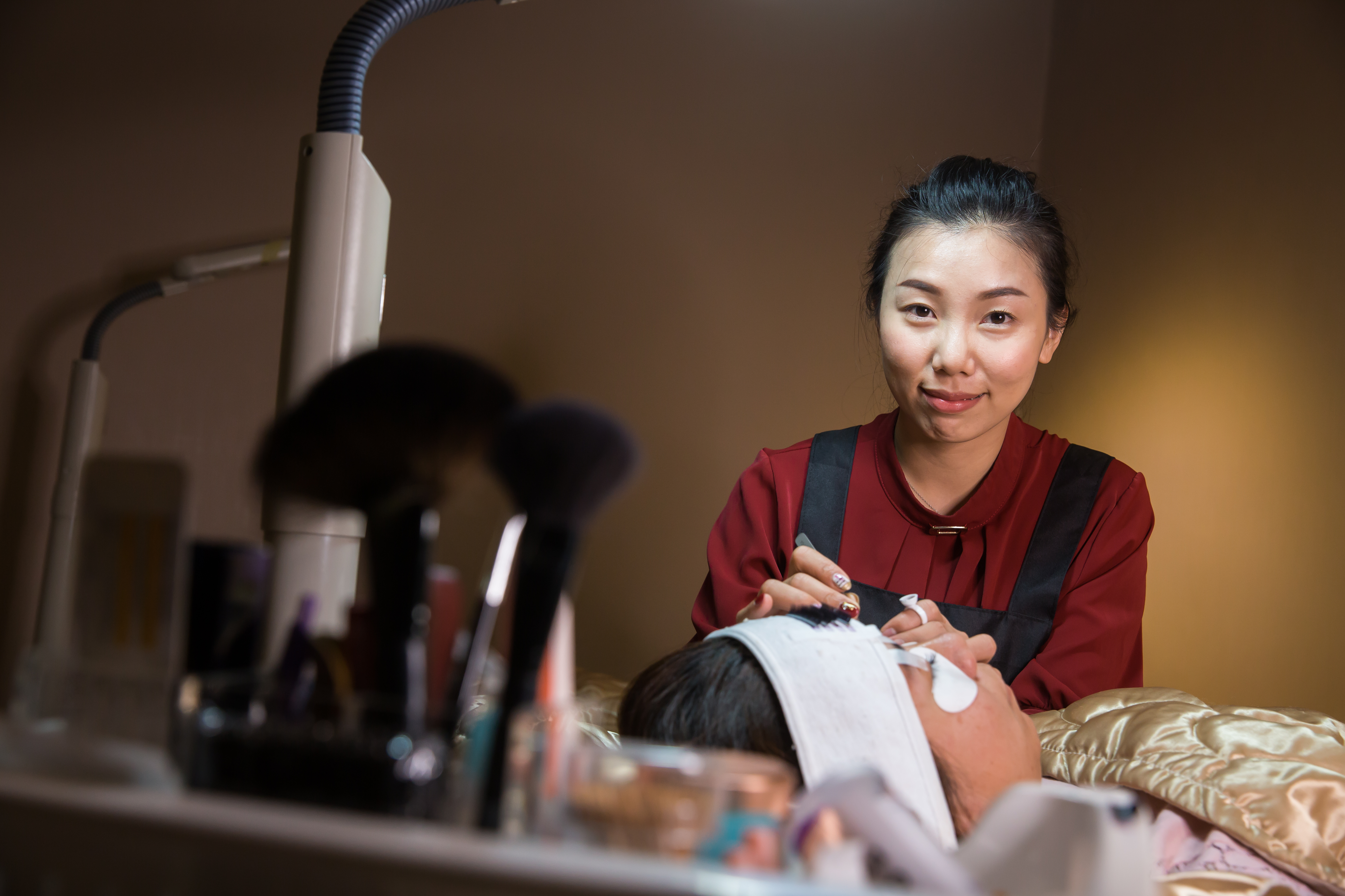 傅美慧自幼家貧，靠努力奮發成為金牌美容師，經營雅漫塔時尚美甲美睫工作室，吸引客人慕名前往。