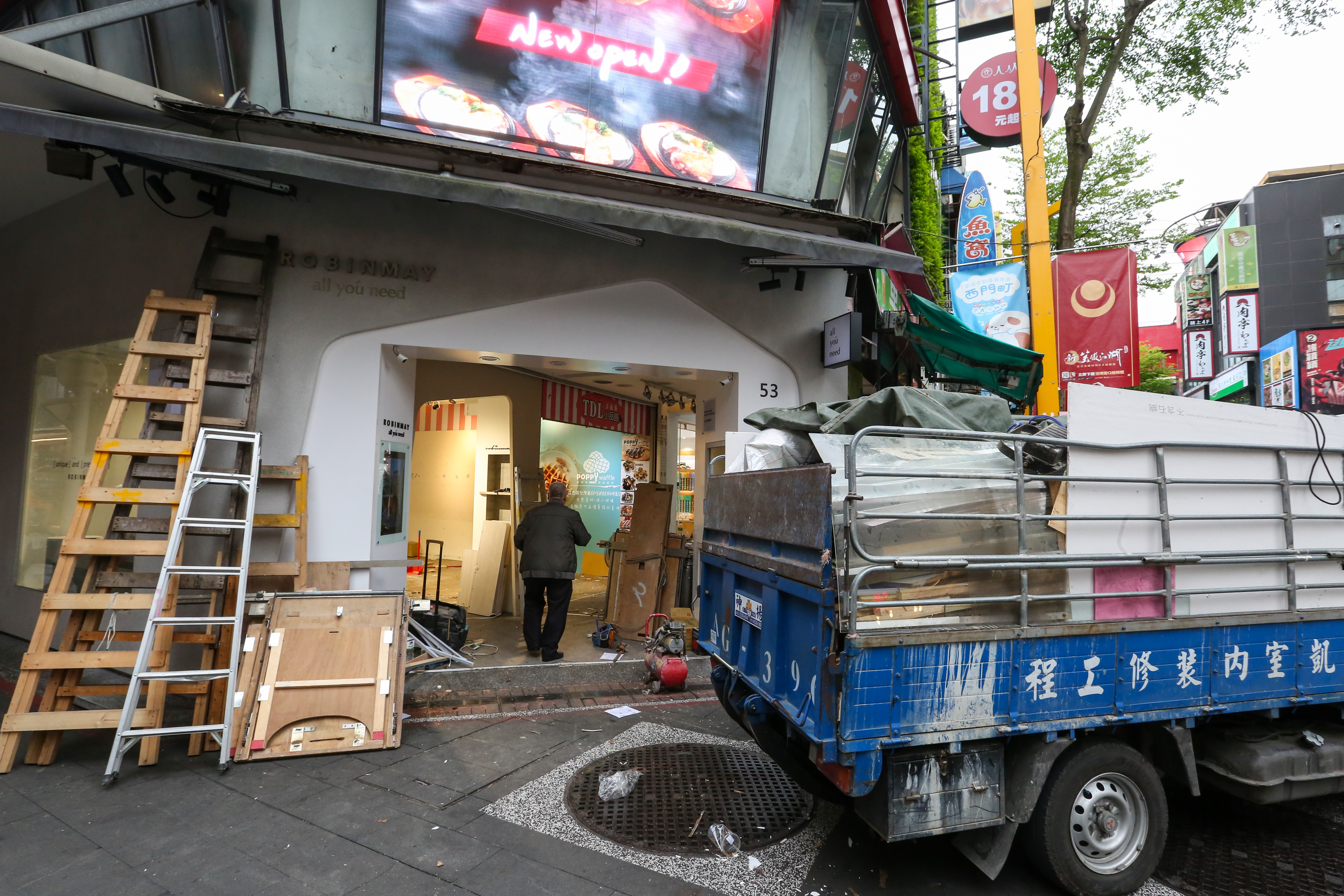 疫情當前，不少業者趁人潮冷清的時候進行整修、裝潢。