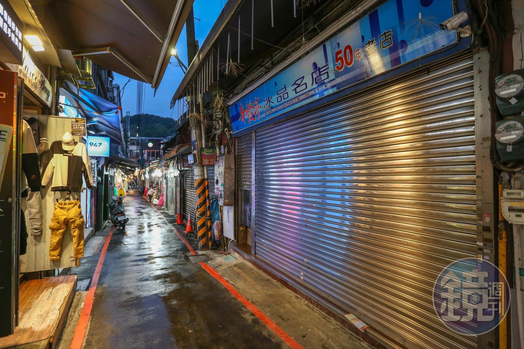 為度過防疫寒冬,50年老店辛發亭雪花冰不時拉下鐵門歇息,連對門的服飾店員也不知道其確切營業時間。