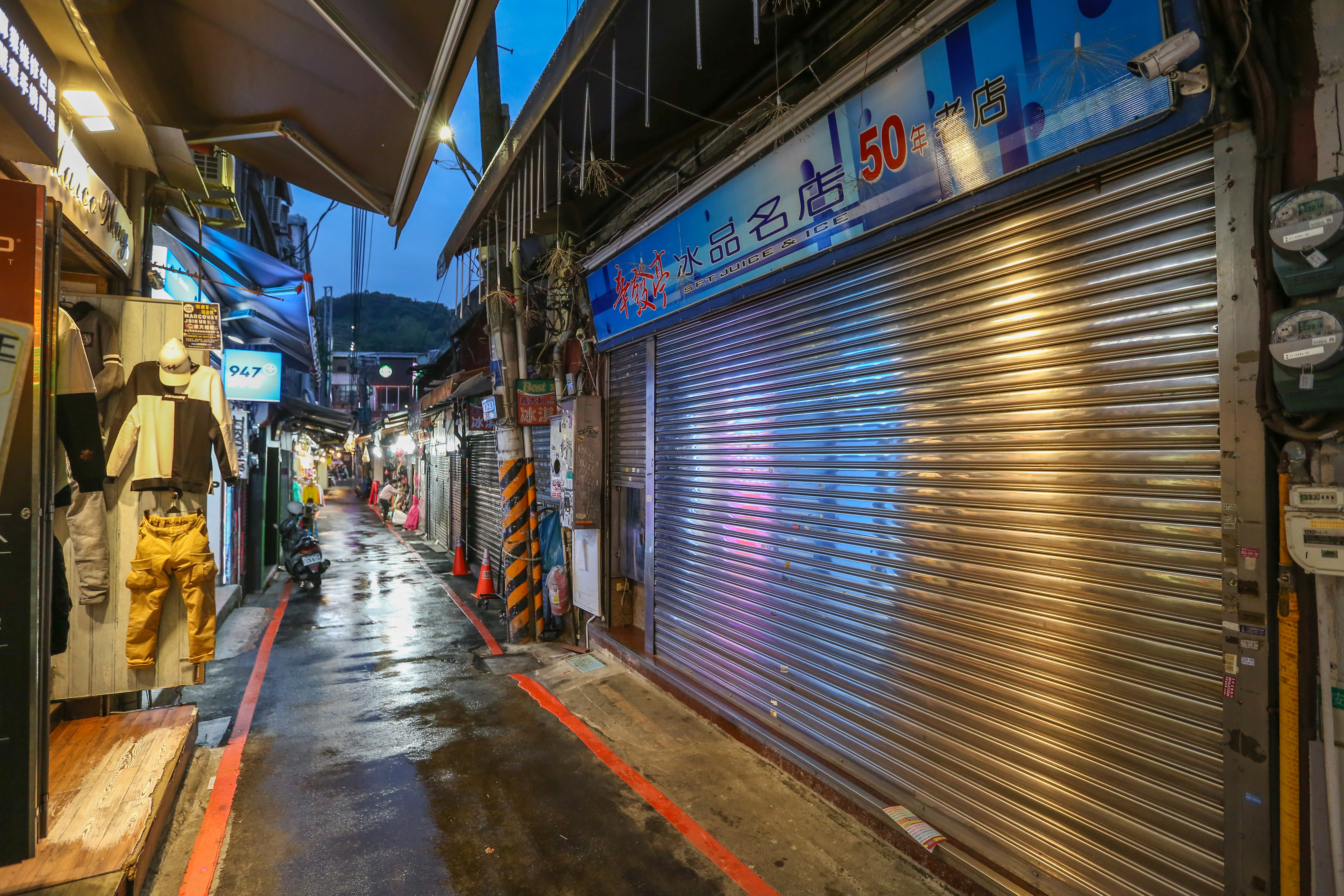 為度過防疫寒冬，50年老店辛發亭雪花冰不時拉下鐵門歇息，連對門的服飾店員也不知道其確切營業時間。