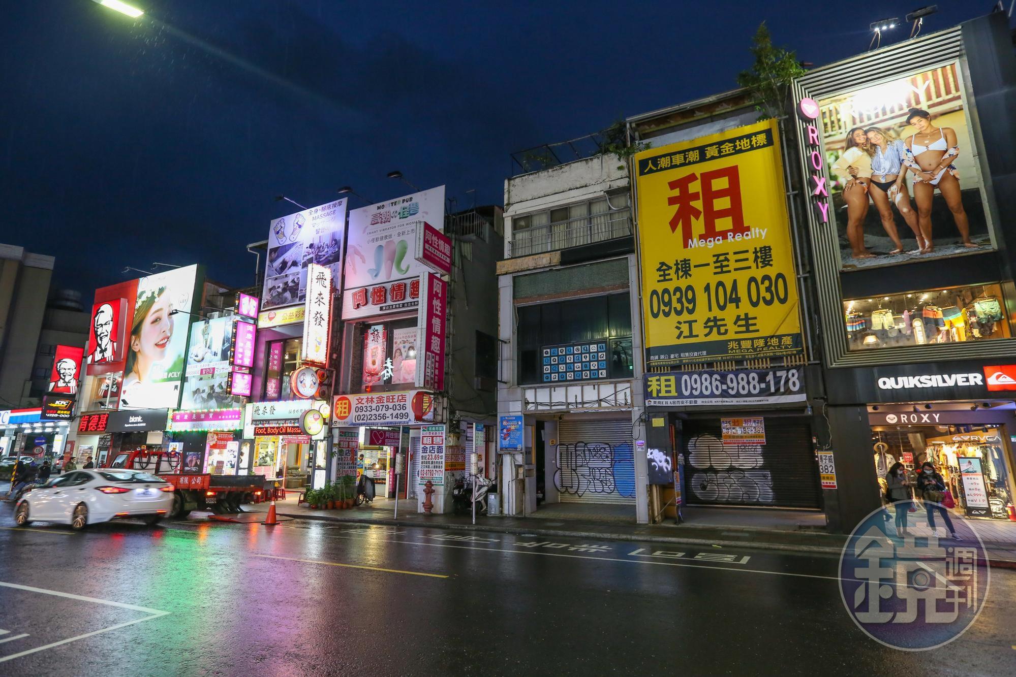士林夜市商圈大路旁的透天店面乏人問津,斗大的招租布幕格外顯眼。