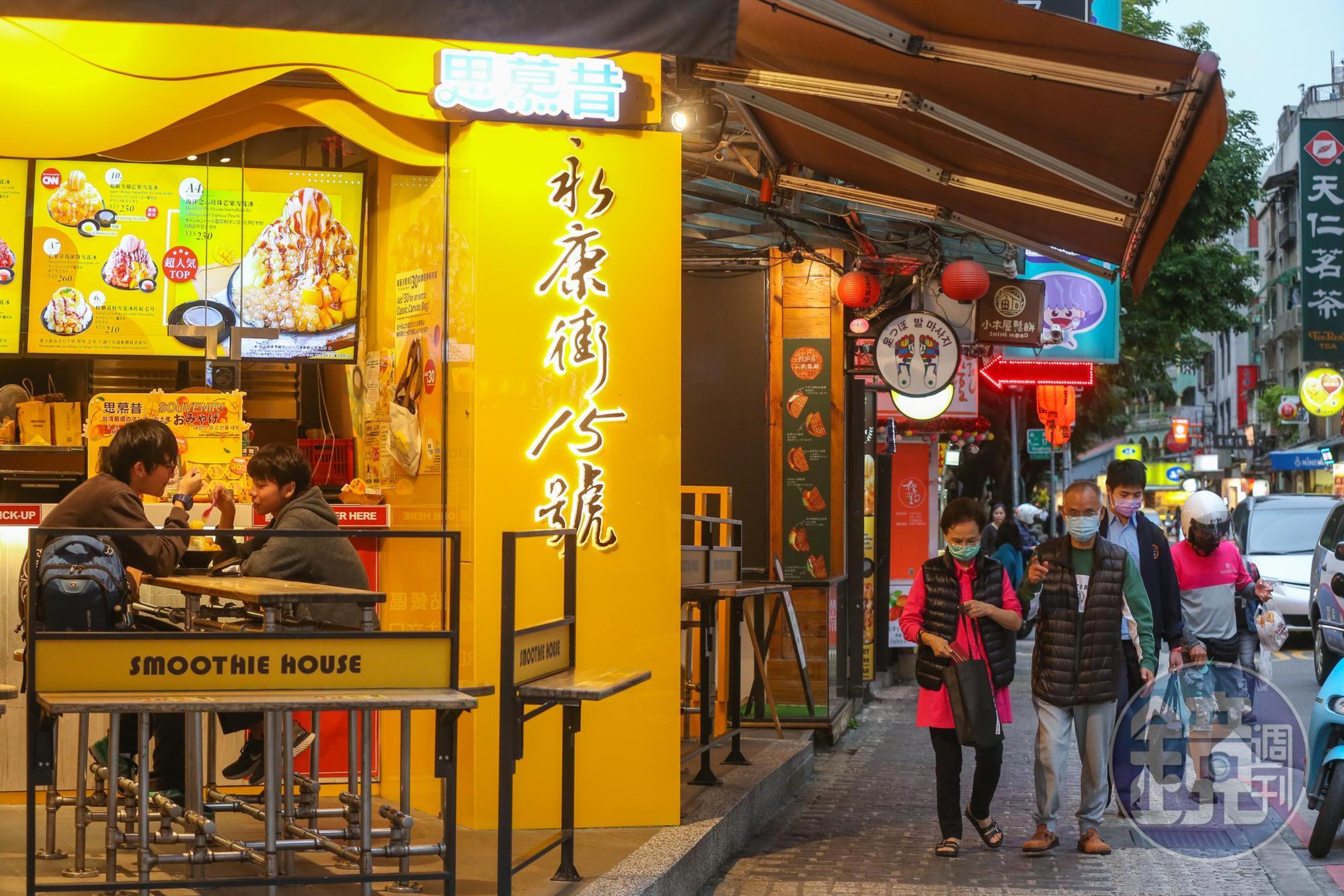 永康街的芒果冰店過去一位難求，如今只剩小貓兩三隻。