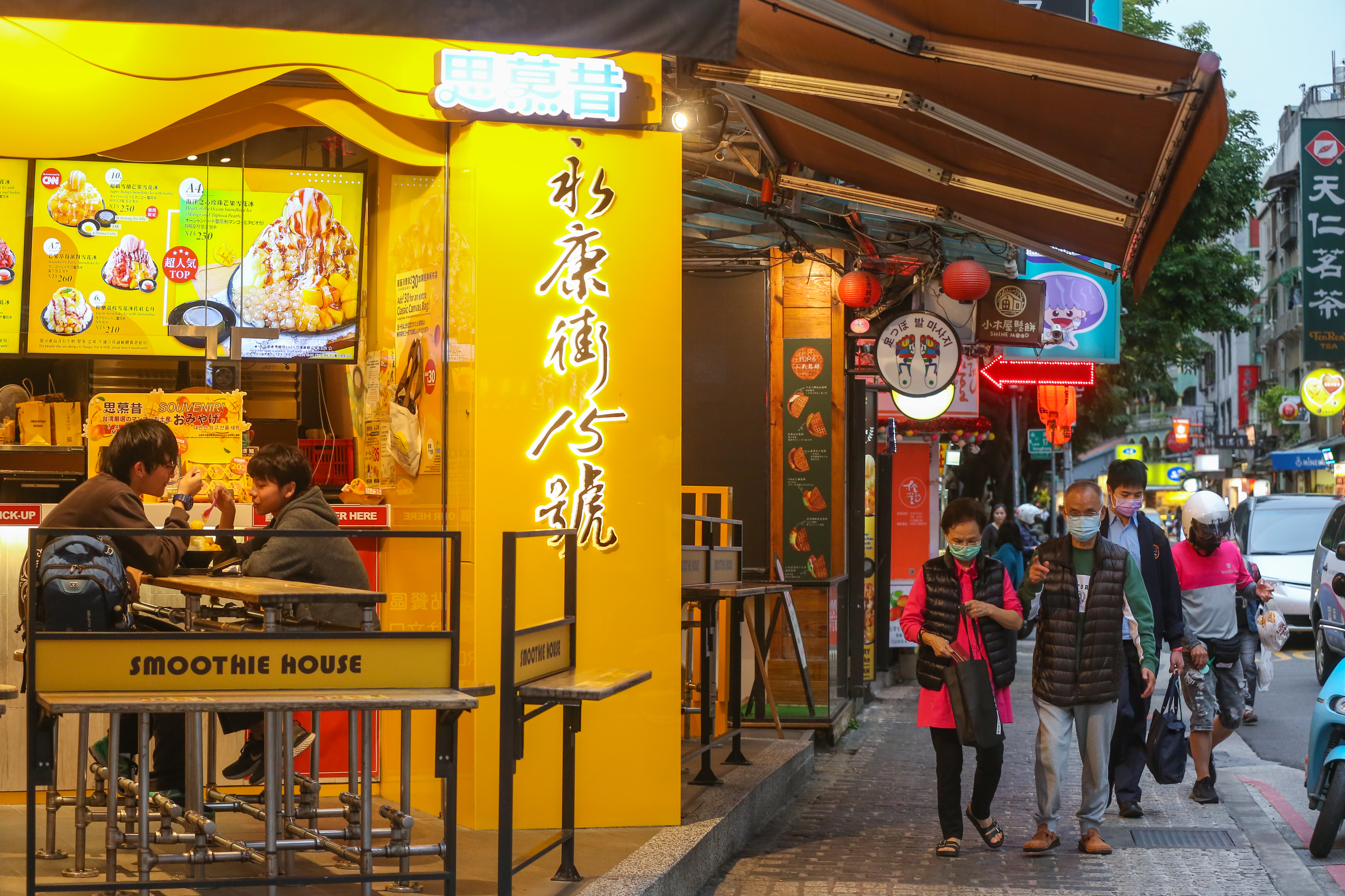 永康街的芒果冰店過去一位難求,如今只剩小貓兩三隻。