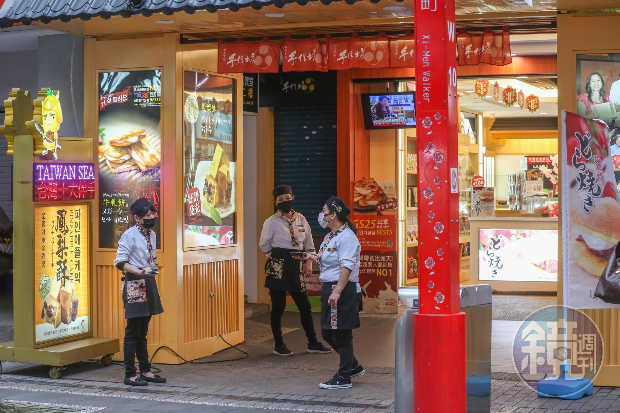 此次疫情來襲,西門町伴手禮業者首當其衝,生意至少都掉9成。