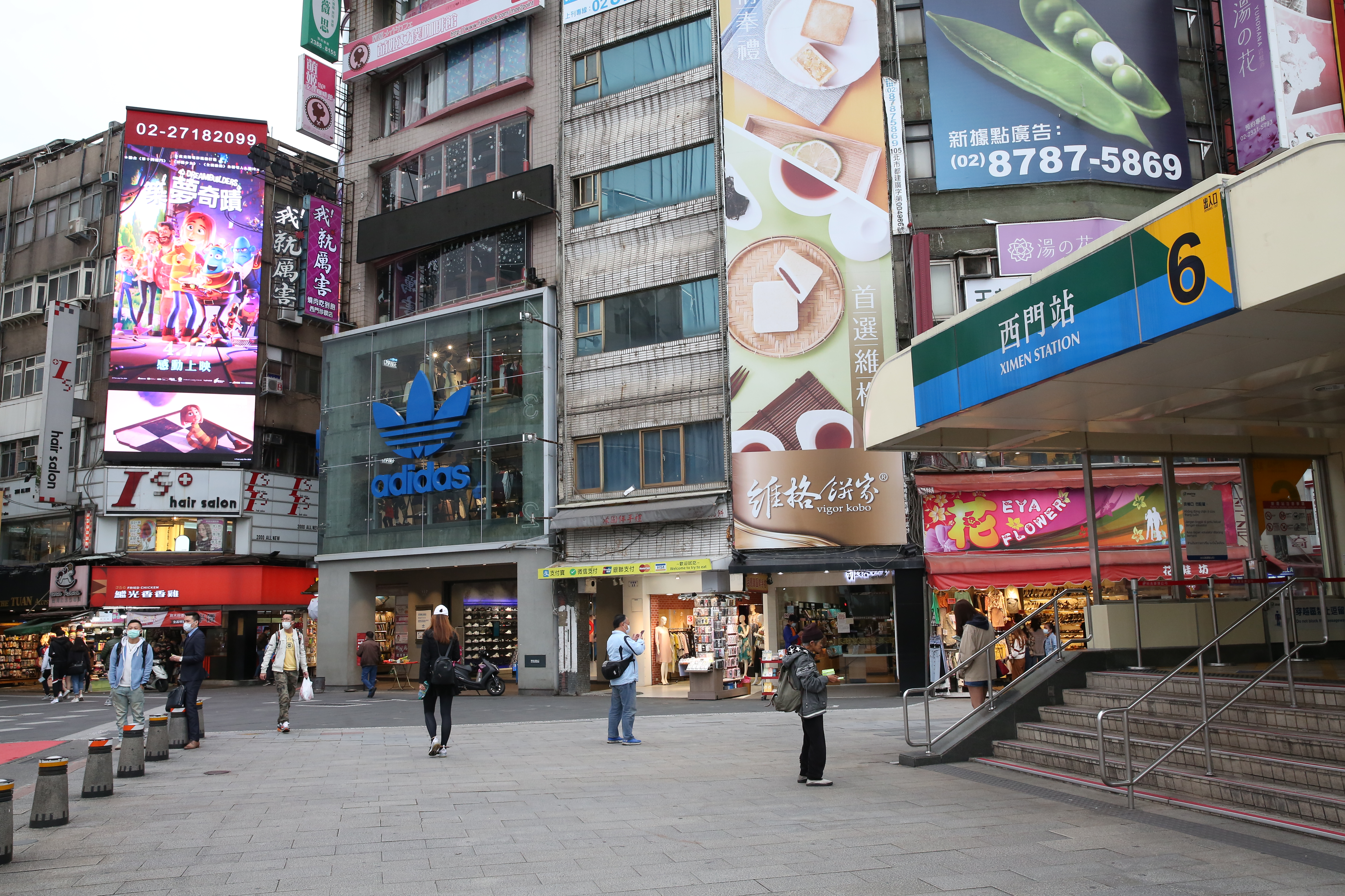 西門六號出口一帶是各方人馬必爭之地，罕有空店面釋出。