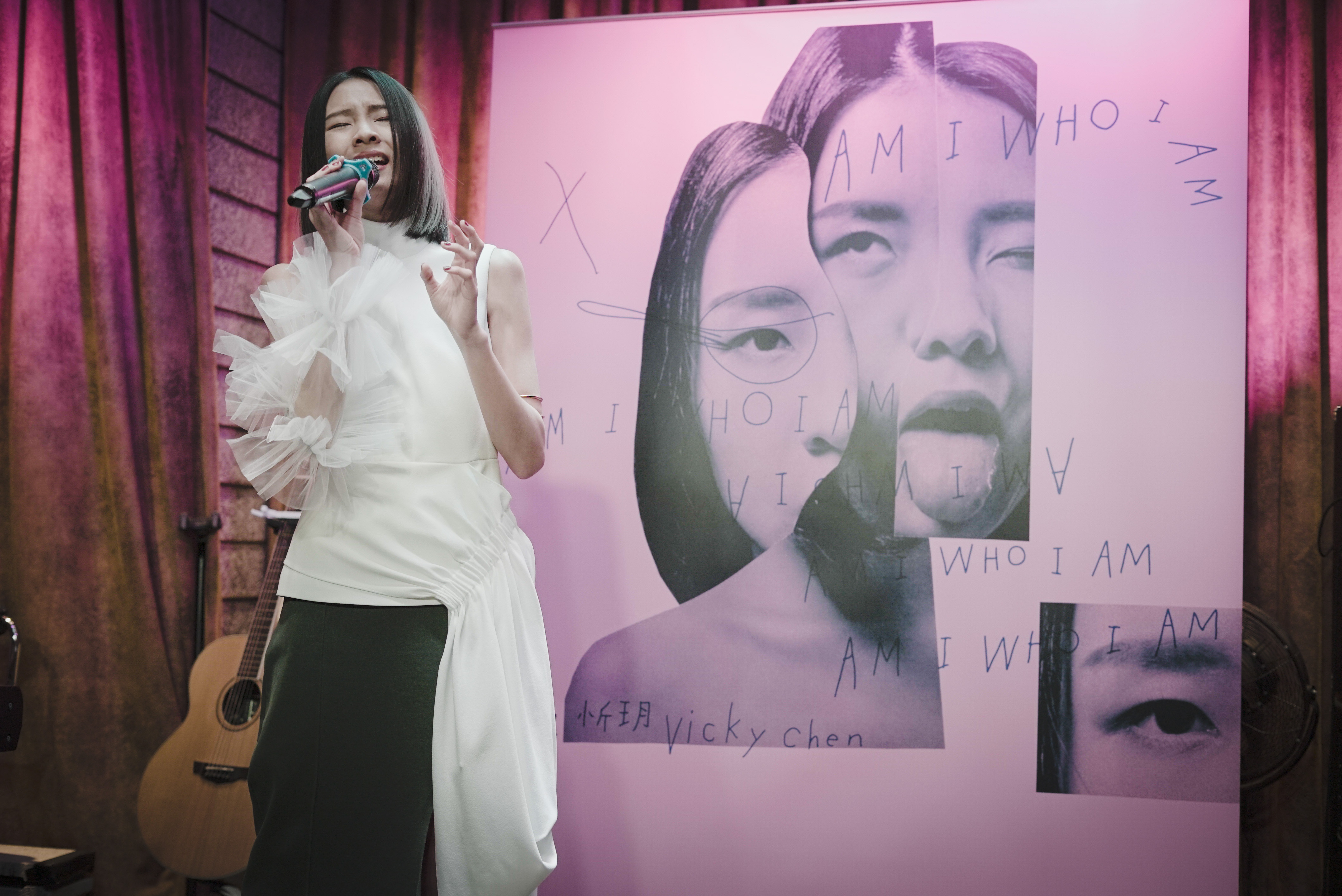 新人陳忻玥今（13日）推出個人專輯《Am I Who I Am》。（陶山音樂提供）