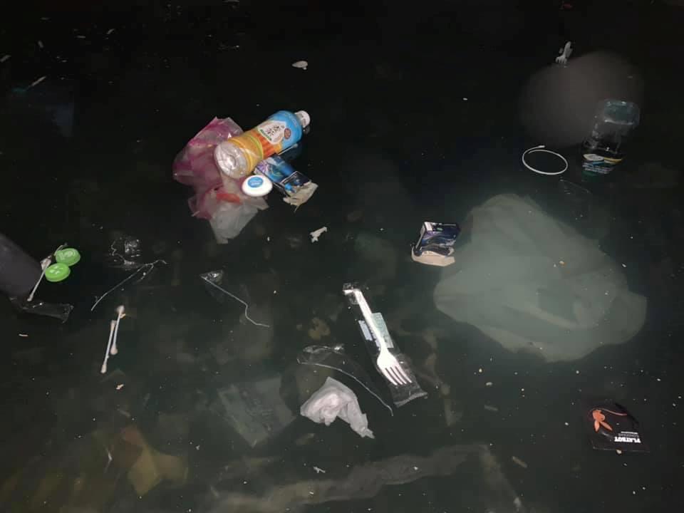 水塔經過打後還有部分垃圾在漂浮在水面上。(翻攝爆料公社)