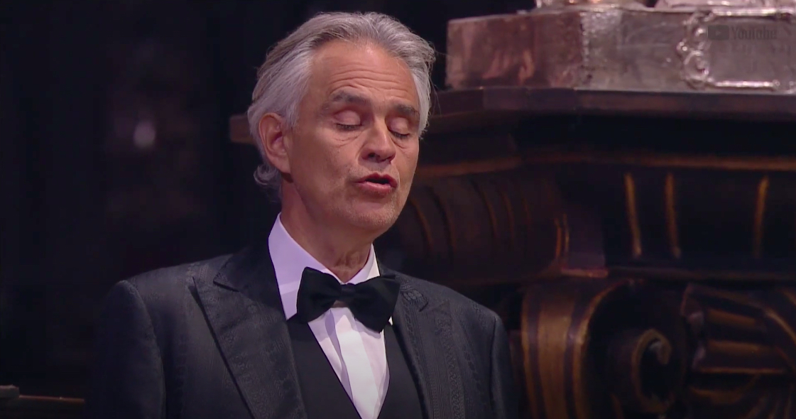 選在復活節，安德烈波伽利在米蘭大教堂開唱，讓復活重生的鼓勵所有的人。（翻攝自Andrea Bocelli官方YouTube）