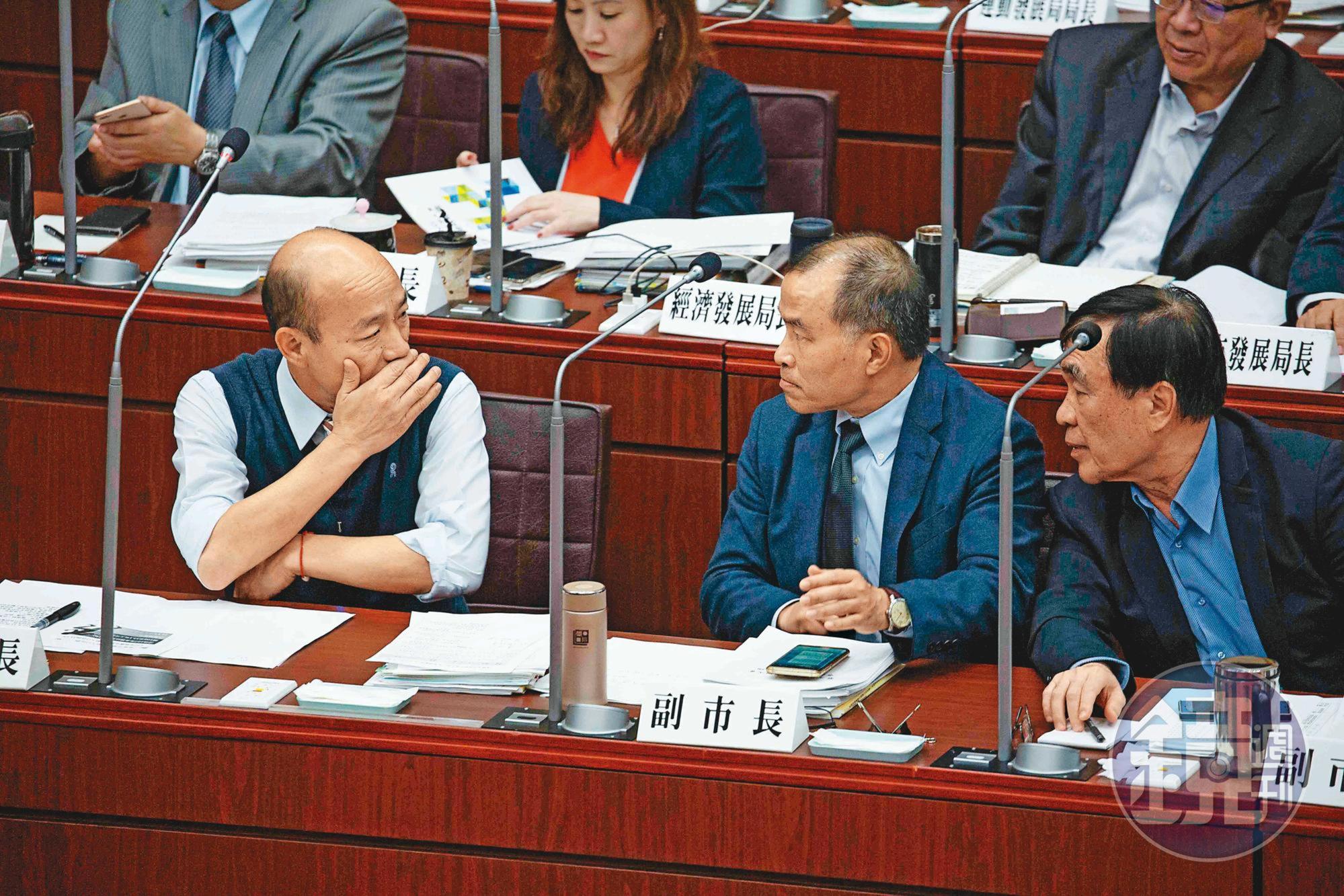 為反制罷韓,韓陣營內陷入二派意見分歧,李四川(右)等人主張直球對決,在總質詢上扳回一城,但未被採納。