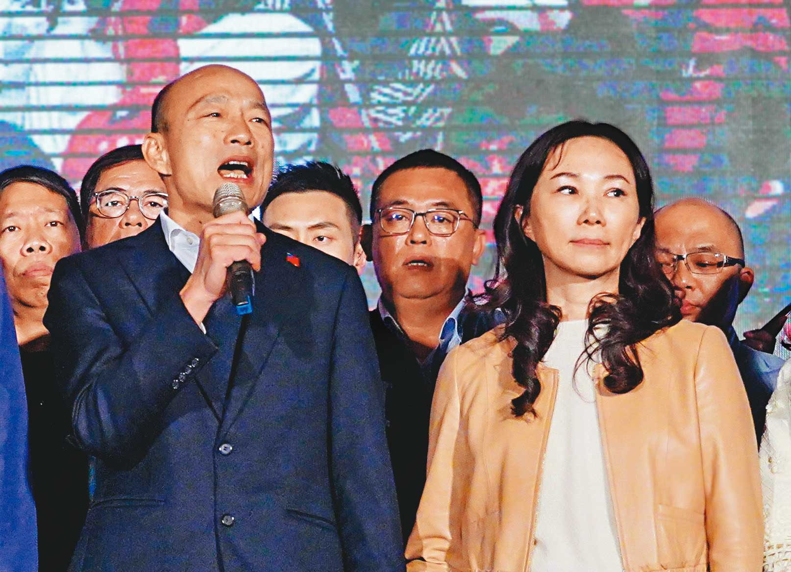 面對罷韓來勢洶洶，李佳芬（右）救夫心切，盼替韓國瑜（左）守住高雄。圖為2020年總統大選開票之夜。