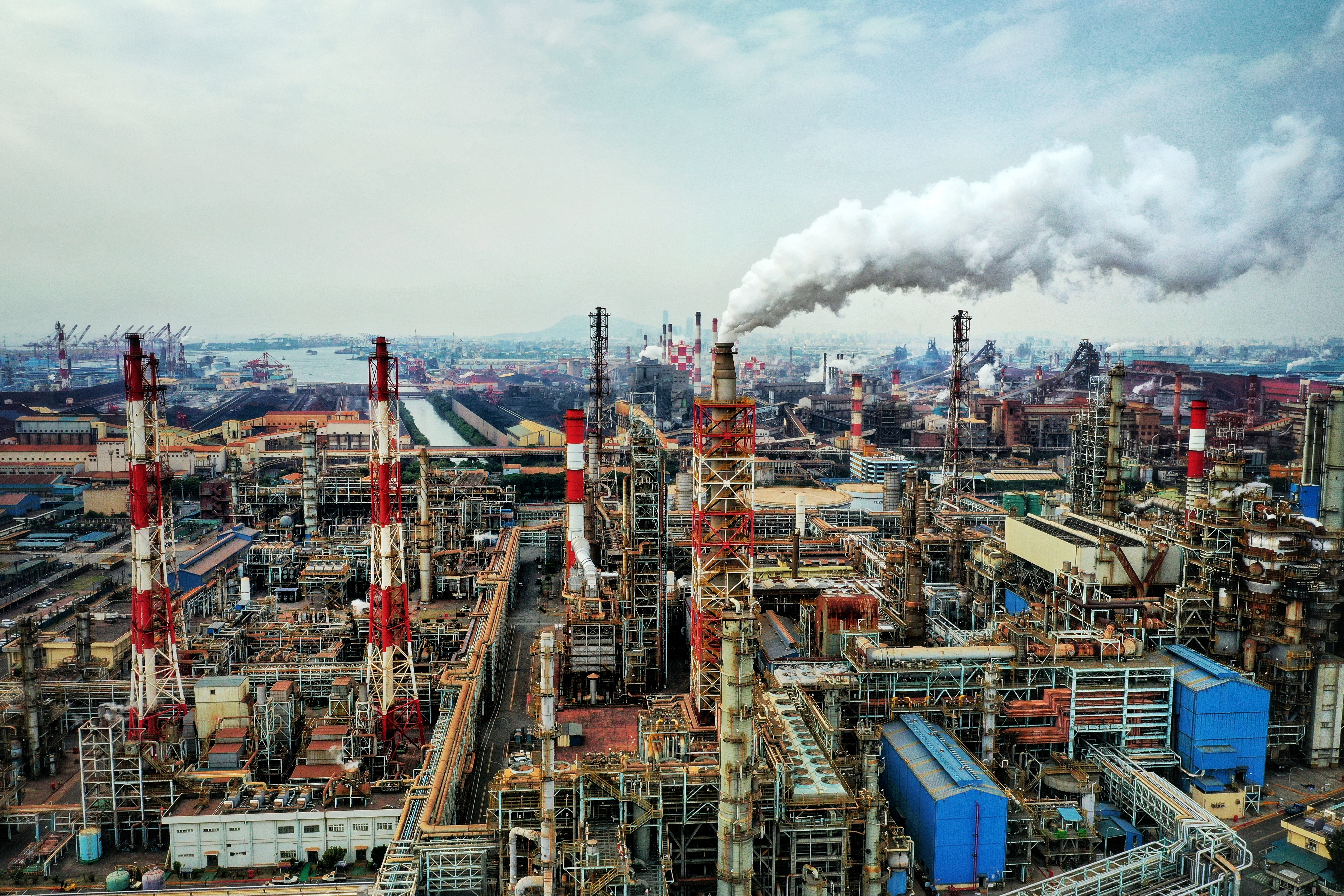 工業區的煙囪是大林蒲居民的生活風景。