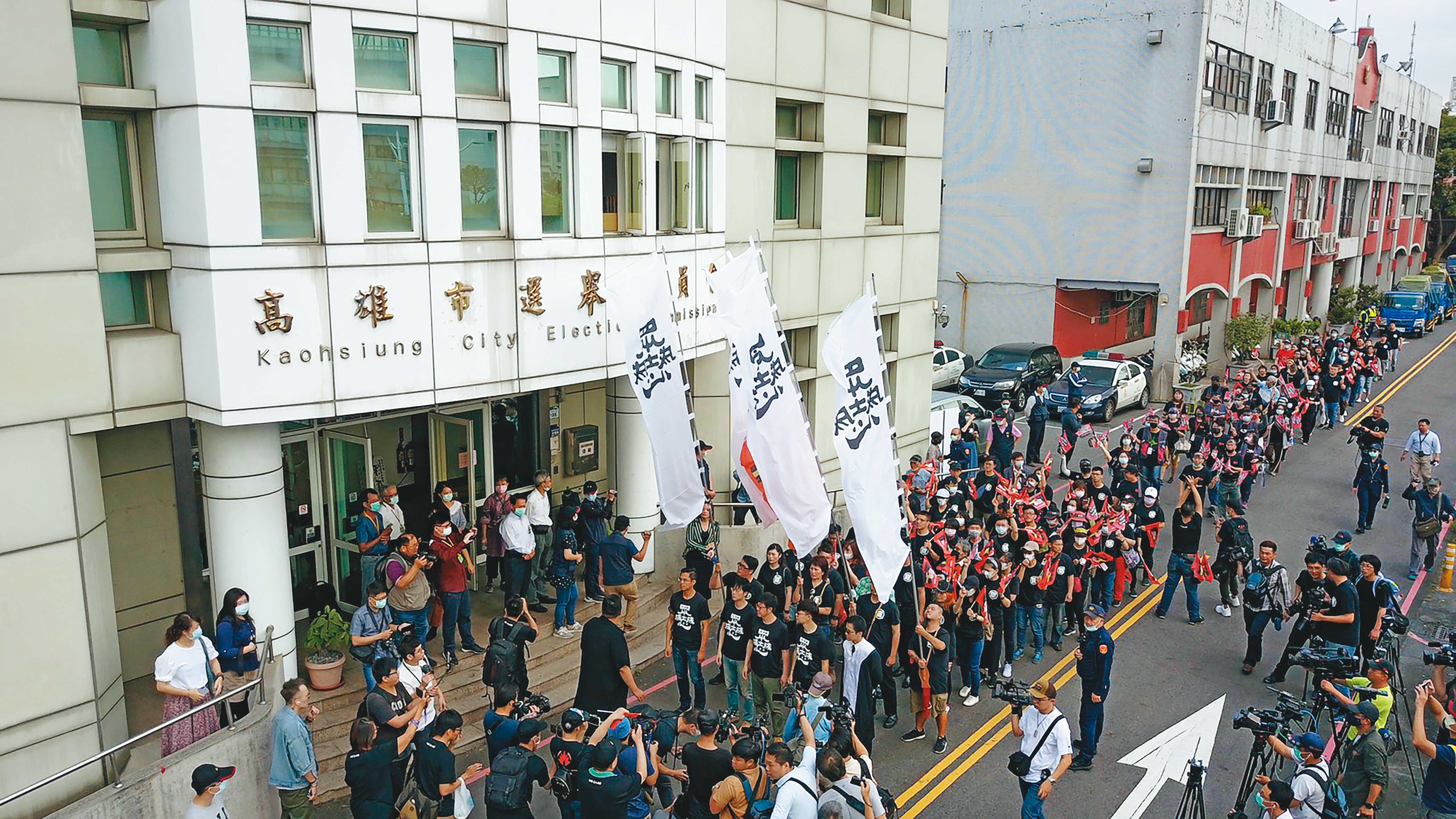 罷韓案第2階段連署通過後，將在6月中投票，若罷免成功，韓國瑜將成為首位被罷免的市長。圖為罷韓團體送件第2階段連署書。（Wecare高雄提供）