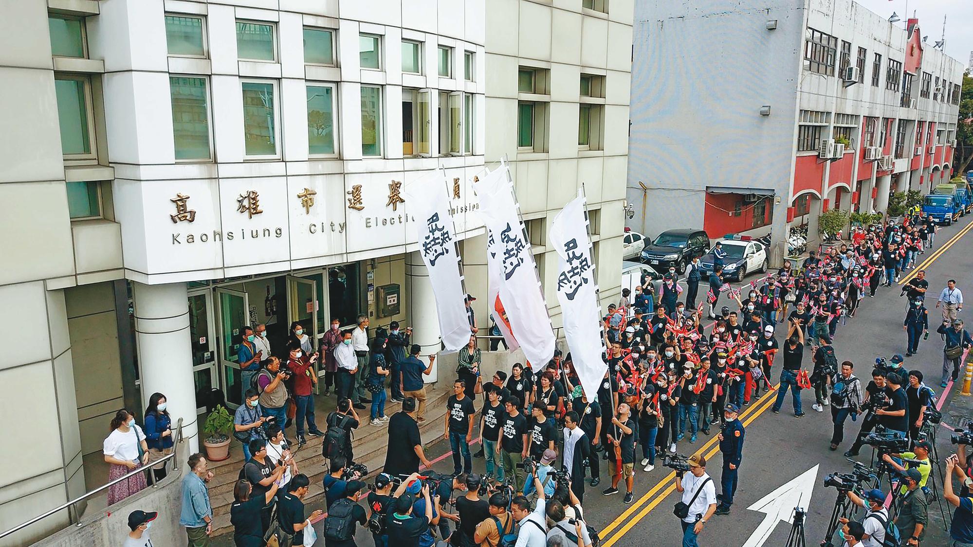 罷韓案第2階段連署通過後，將在6月中投票，若罷免成功，韓國瑜將成為首位被罷免的市長。圖為罷韓團體送件第2階段連署書。（Wecare高雄提供）
