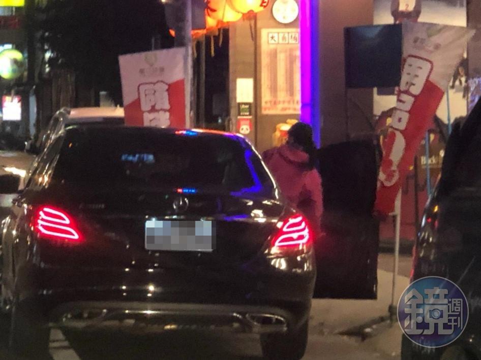 0409/19:16沈姓女上士搭上李志萍的賓士車,直奔摩鐵。