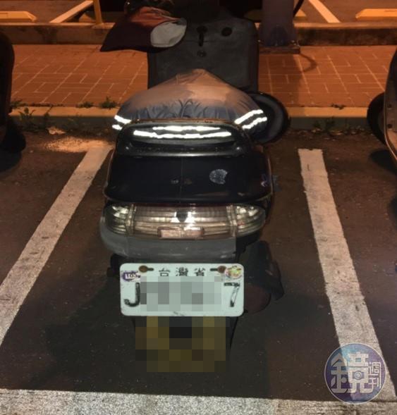 女上士的機車停在龍崗讀書館附近,直到11點多才回來牽車,回去軍營。