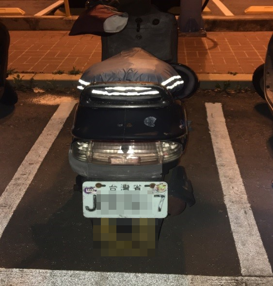 女上士的機車停在龍崗讀書館附近,直到11點多才回來牽車,回去軍營。