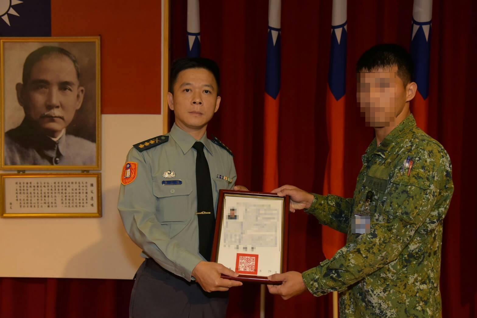 現年51歲的陸軍專科學校教育長李志萍（左）體力優異，時常與學生打成一片，也常代表校方帶著學生參加各項活動。（翻攝自臉書）