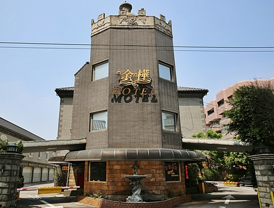 陸專教育長李志萍和女部屬前往的汽車旅館，就在內壢交流道旁，休息3小時只要450元起，cp值頗高。（翻攝自網路）