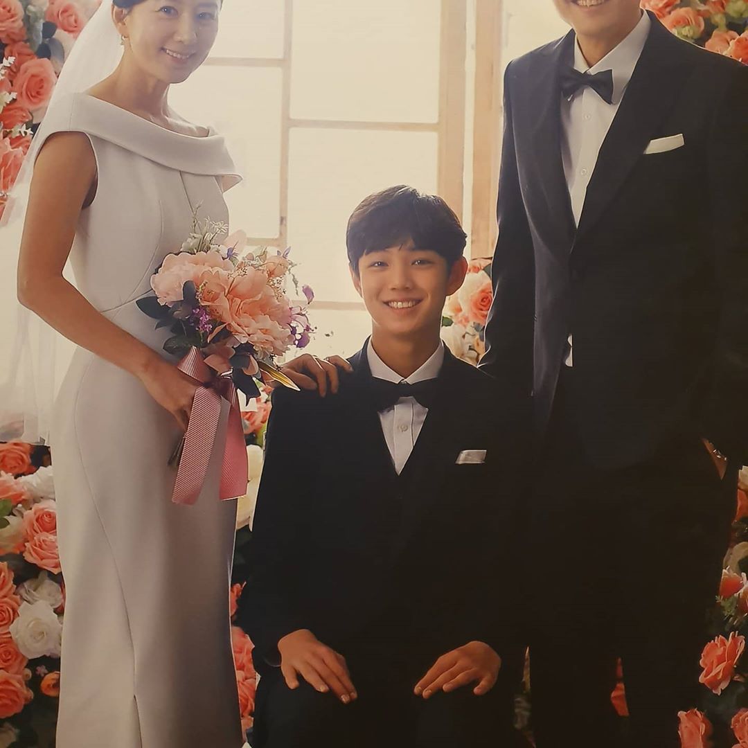 全真㥠(中)在《夫婦的世界》飾演金喜愛與朴海俊的兒子。(翻攝自全真㥠IG)