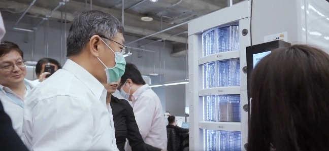 台北市政府日前宣布正式實行「實名制口罩自動販賣系統」，柯文哲表示，預計下週將擴及12行政區。（翻攝柯文哲臉書影片）