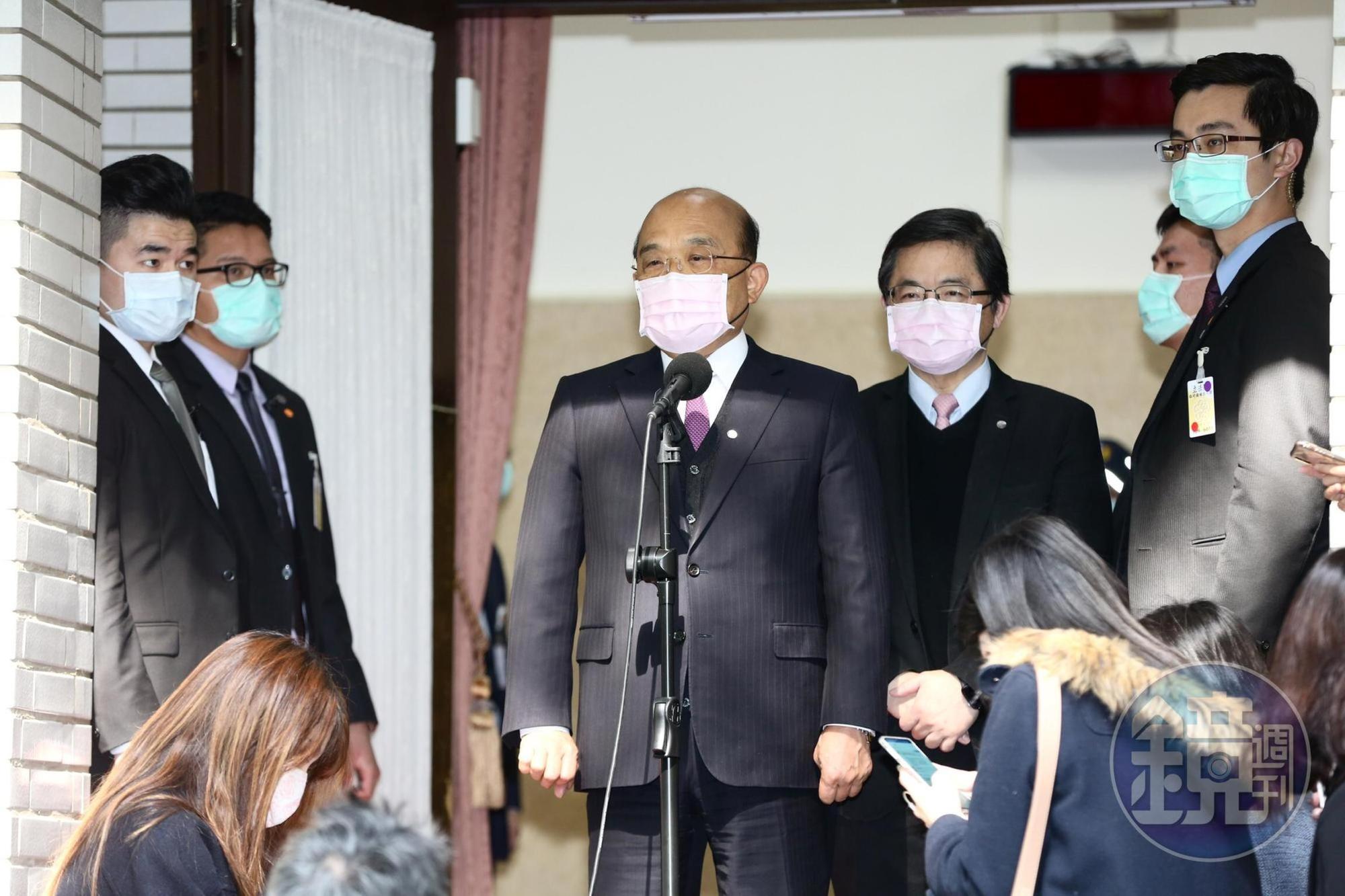 行政院長蘇貞昌今特地戴著粉紅口罩受訪。