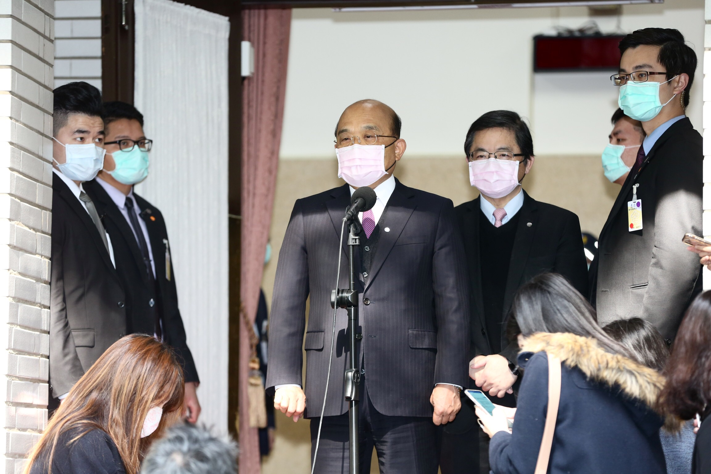 行政院長蘇貞昌今特地戴著粉紅口罩受訪。