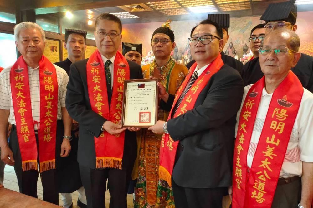 去年姜太公祝壽大典，內政部長徐國勇赴道場參拜，與道場主席羅世新（右2）合影。（廟方提供）