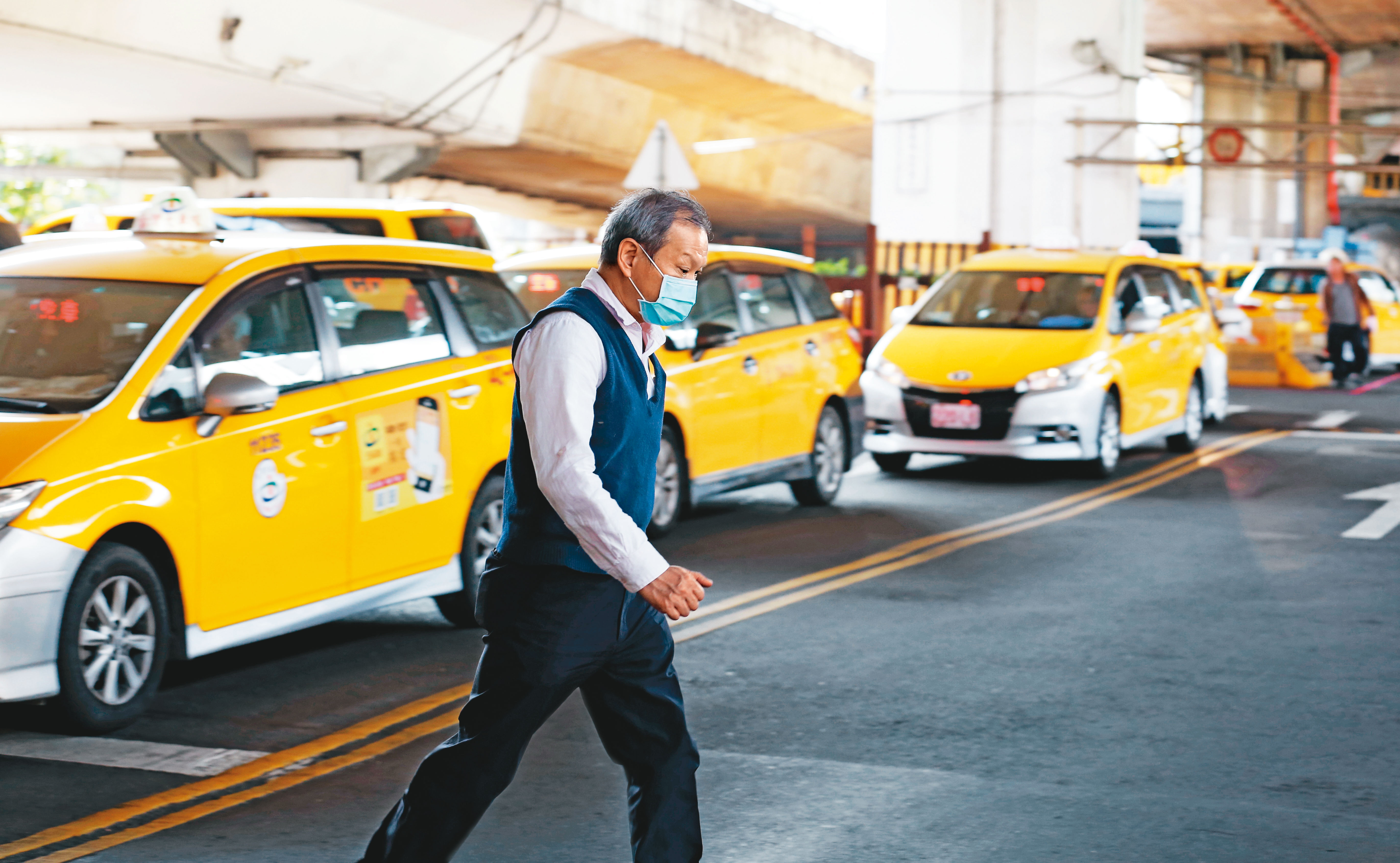 武漢肺炎全球大隔離，所有勞工都受到衝擊，計程車運匠營業額也驟減。