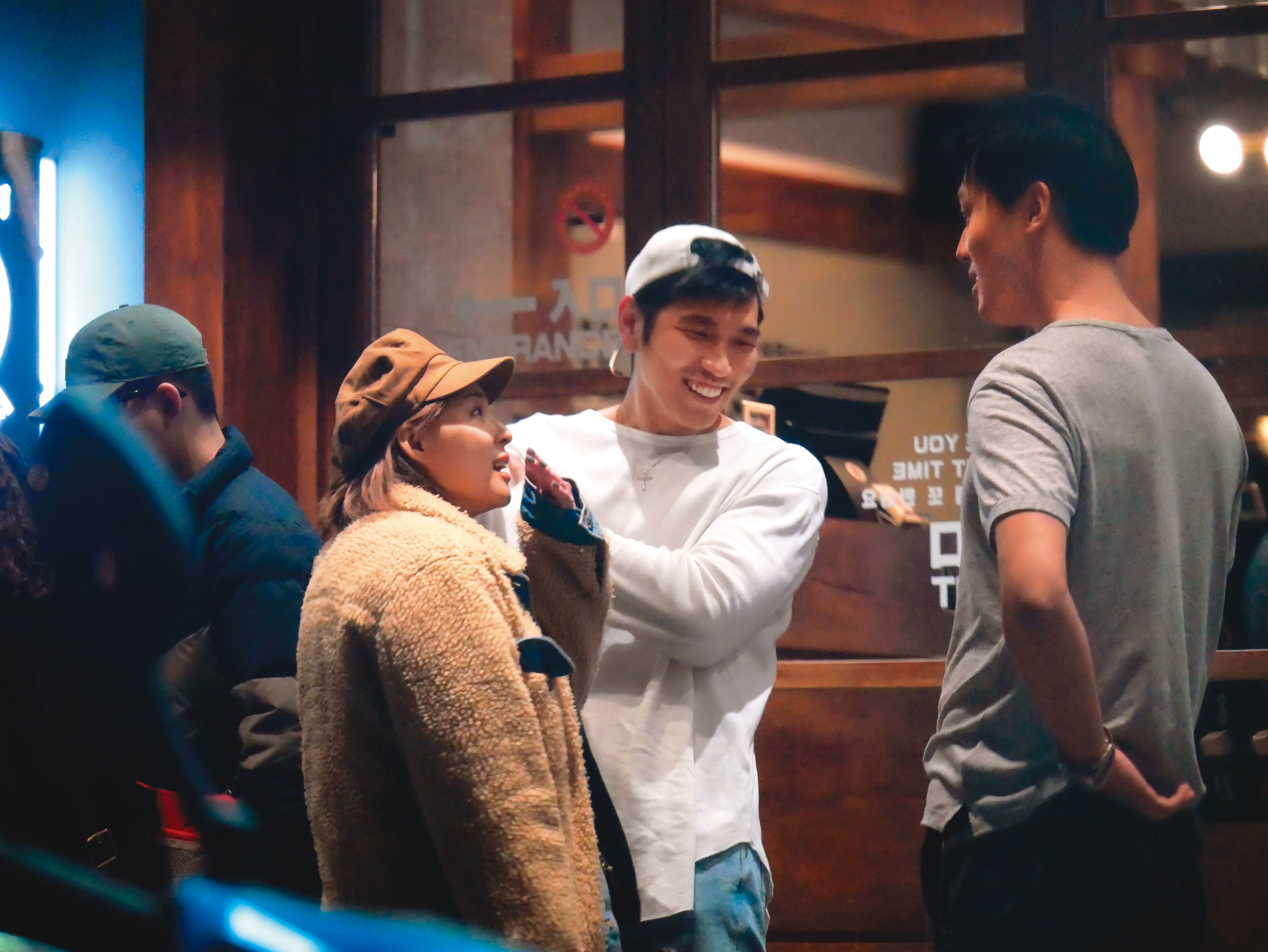 3/15	19：56 熊熊（左）當天晚間又和A男（右）及特斯拉男見面，3人關係玄妙，不知究竟哪位才跟她交情匪淺。