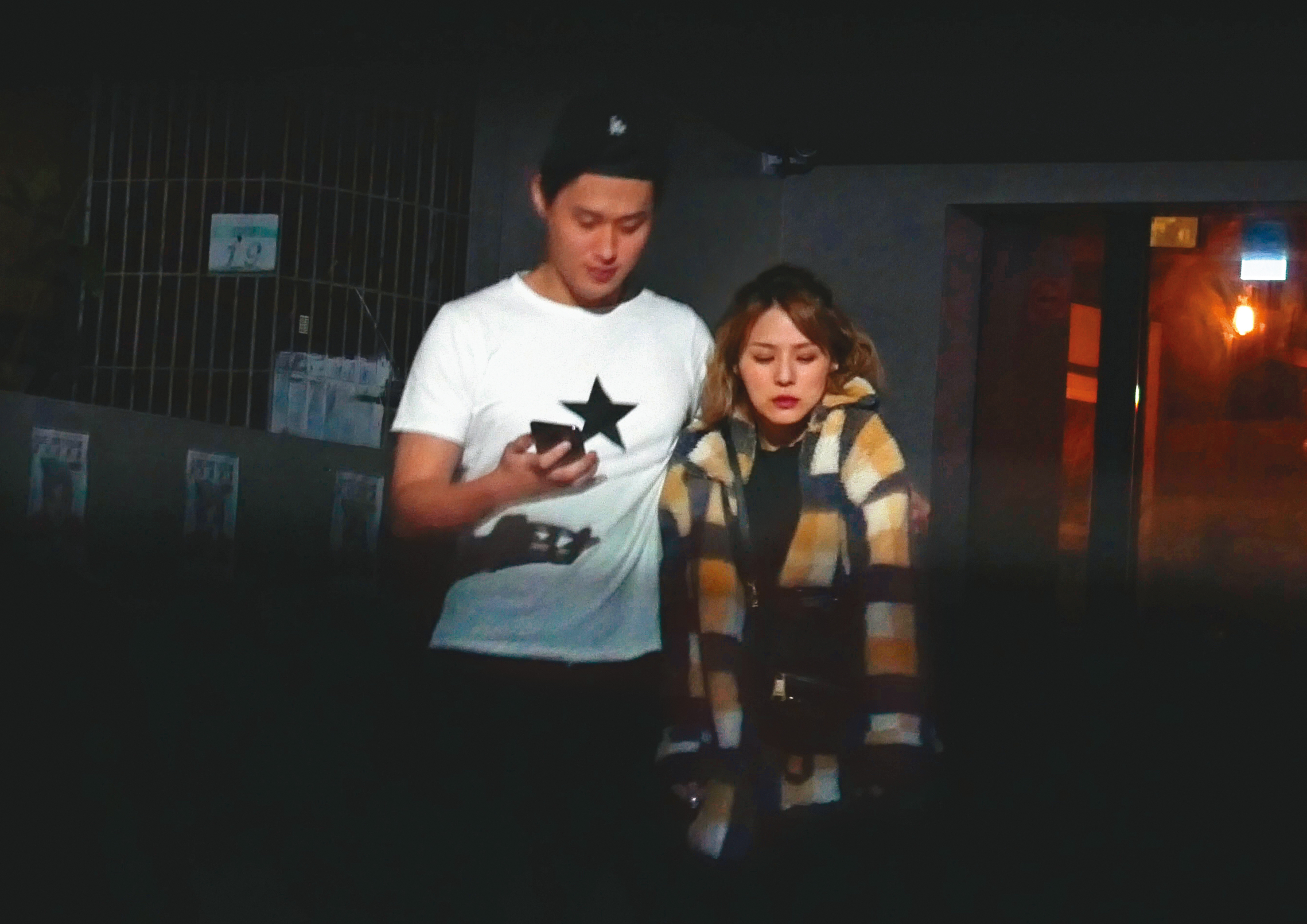 3/15 03：58 熊熊深夜在東區和友人聚會， A男（左）跟熊熊互動親密，下階梯時也是被「抱緊」處理。