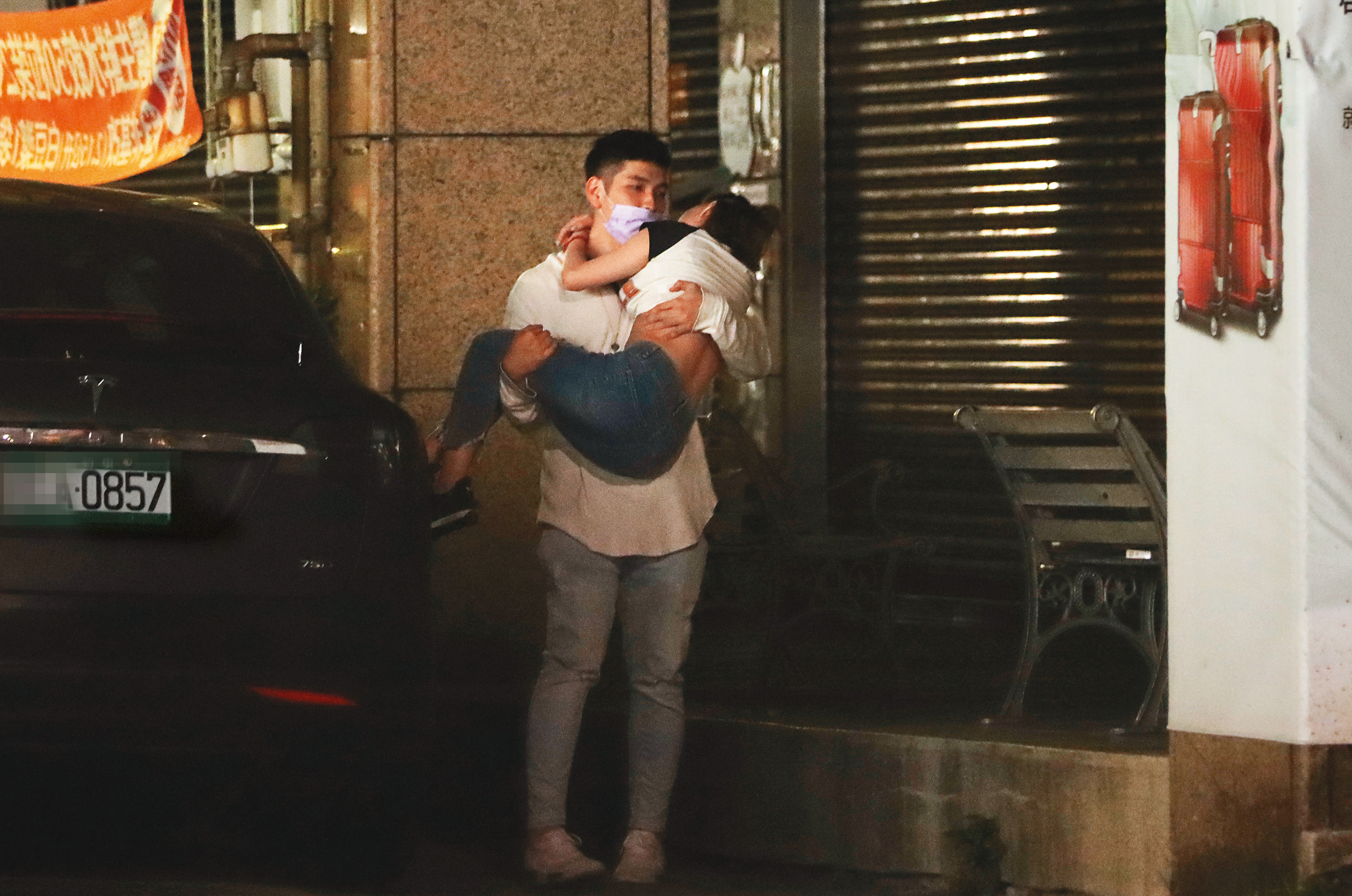 3/27 01：20 熊熊看似全身癱軟，衣服因為被掀起，差點走光。而公主抱著她的，就是開著「0857」的特斯拉男。