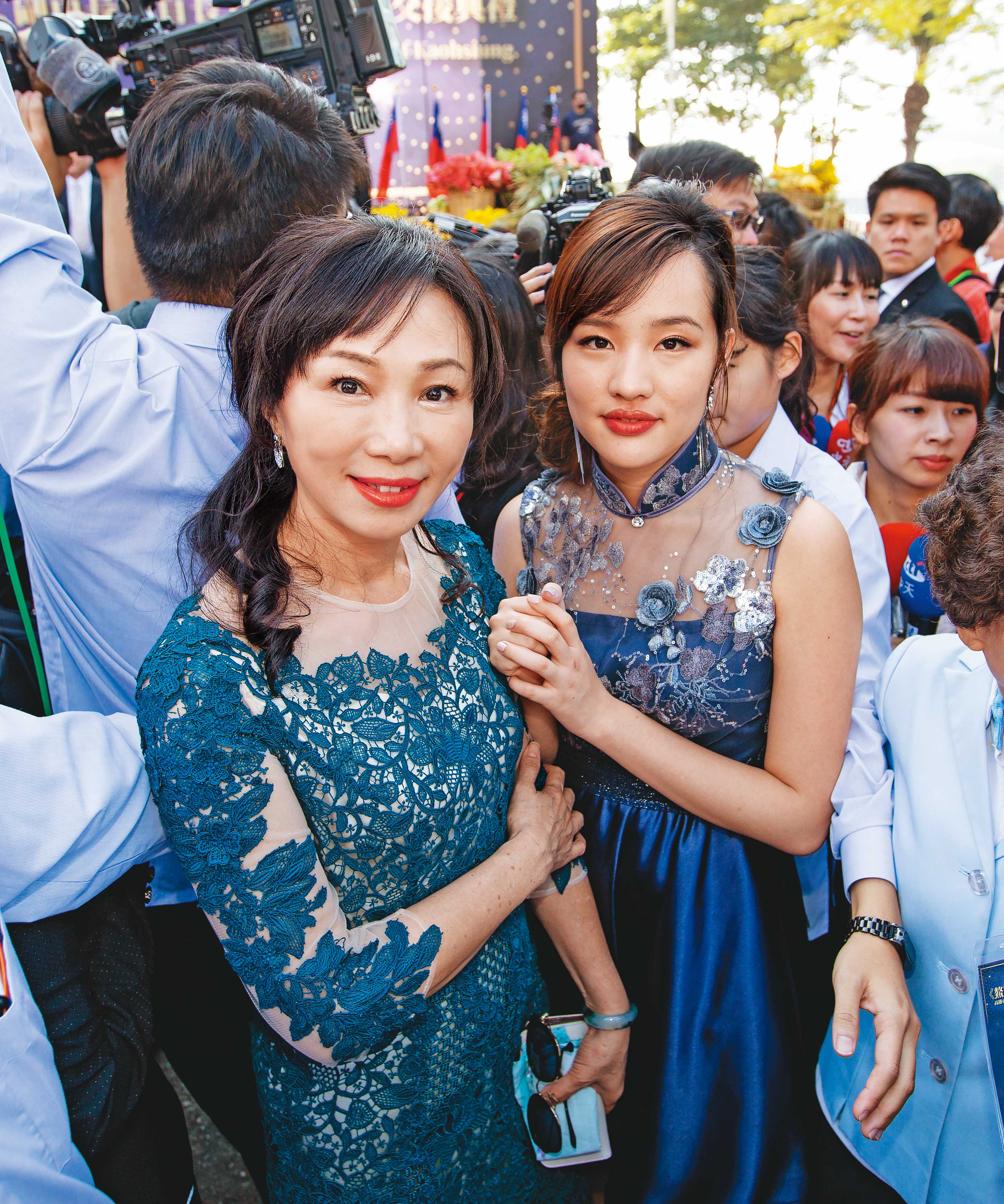 罷韓投票已成定局,韓國瑜市政、防疫兩頭燒,他最親密的家人李佳芬(左)及韓冰(右),默默在背後反制罷韓,替韓分擔壓力。
