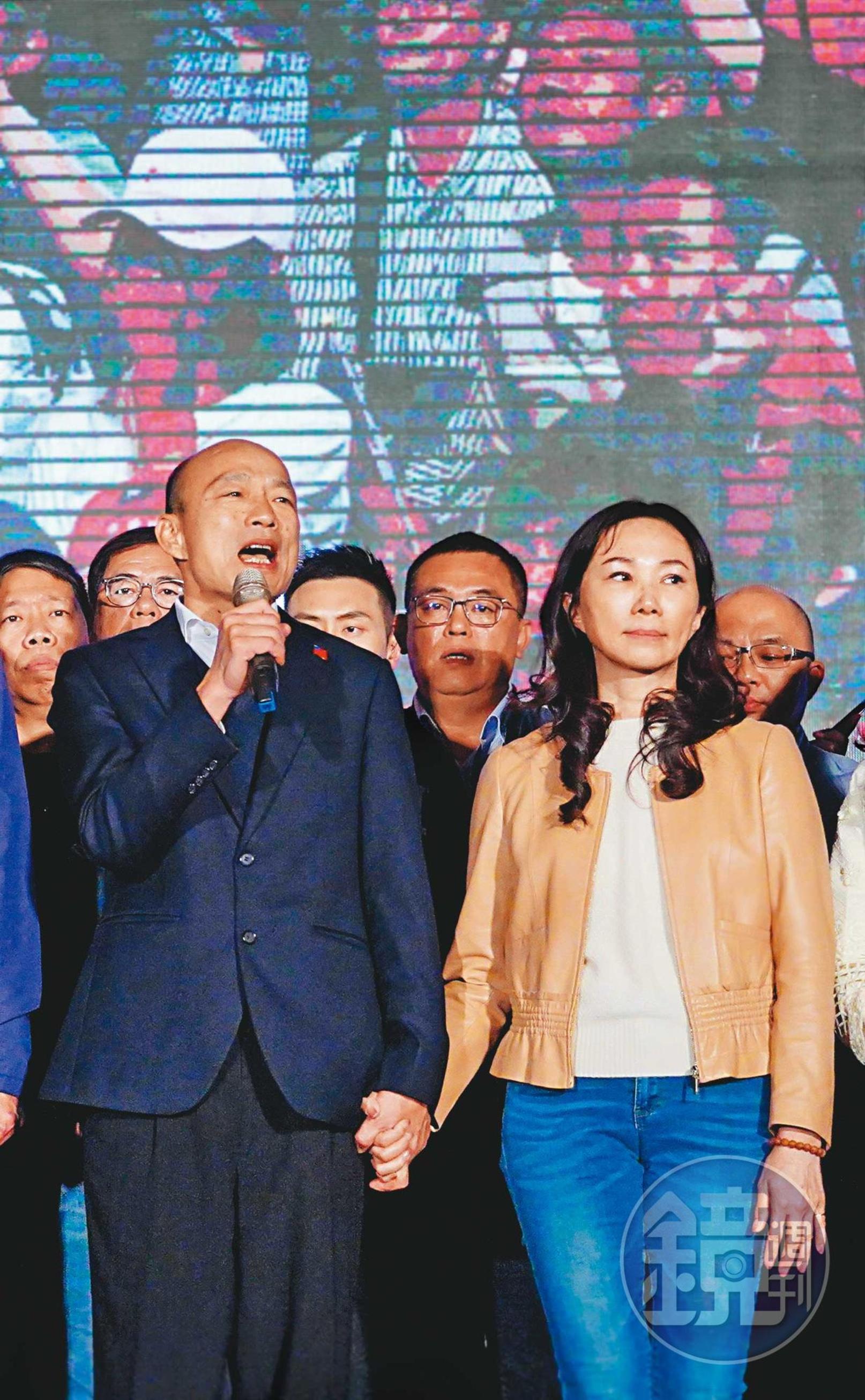 面對罷韓來勢洶洶，李佳芬（前右）救夫心切，盼替韓國瑜（前左）守住高雄。圖為2020年總統大選開票之夜。