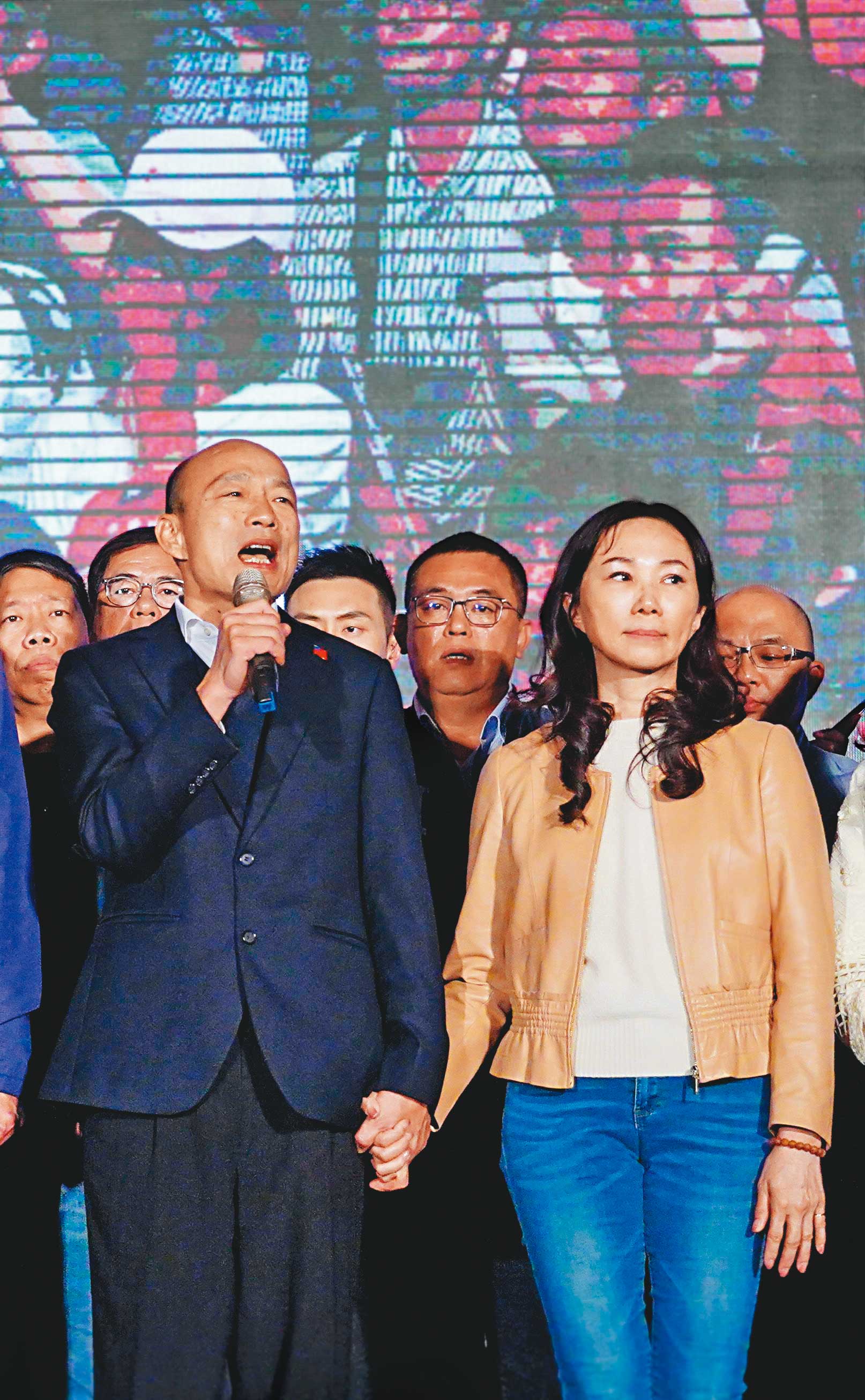 面對罷韓來勢洶洶,李佳芬(前右)救夫心切,盼替韓國瑜(前左)守住高雄。圖為2020年總統大選開票之夜。