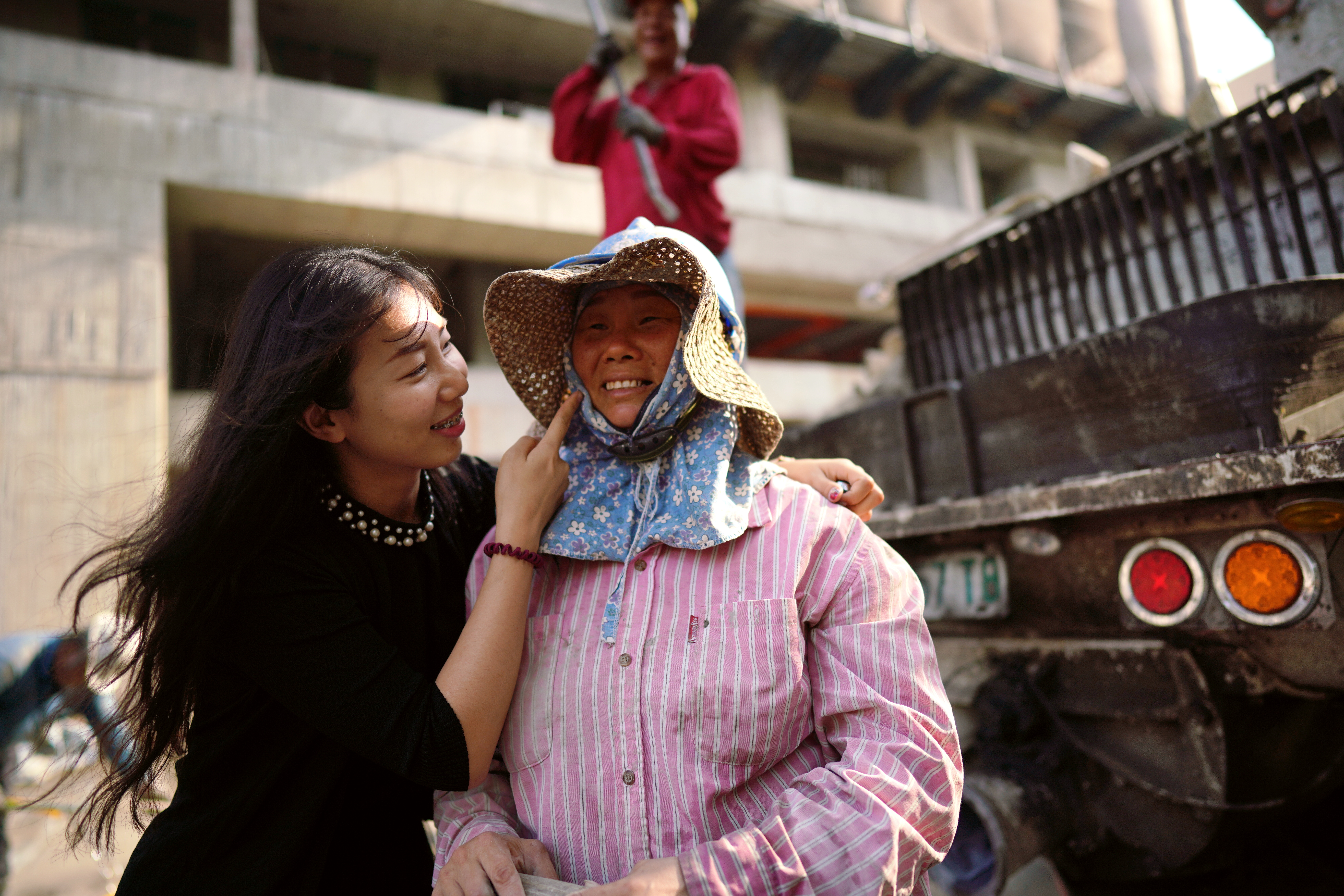母親簡麗紅（右）做工拉拔3個孩子長大，養成傅美慧孝順又貼心個性。