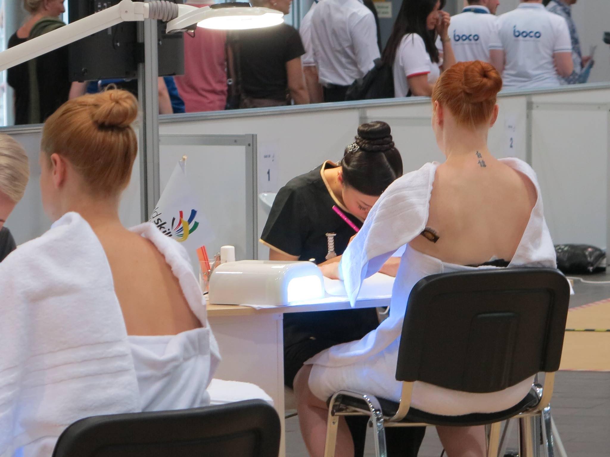 國際技能競賽的外國模特兒脖子上竟刺著中文「自信」，給予傅美慧一股穩定力量。（傅美慧提供）