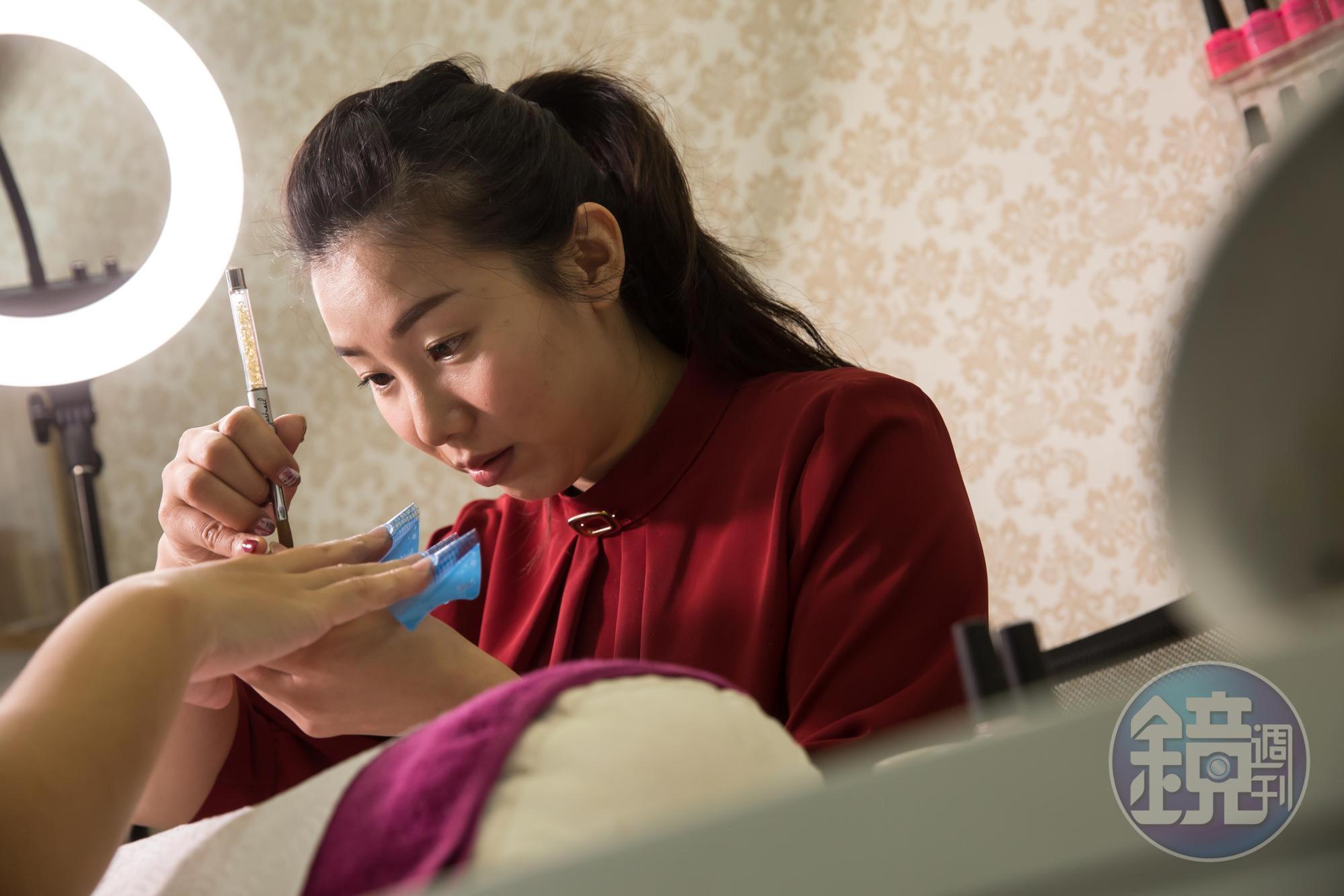 傅美慧曾獲公費補助赴澳洲學習凝膠指甲,以第1名成績取得證照。
