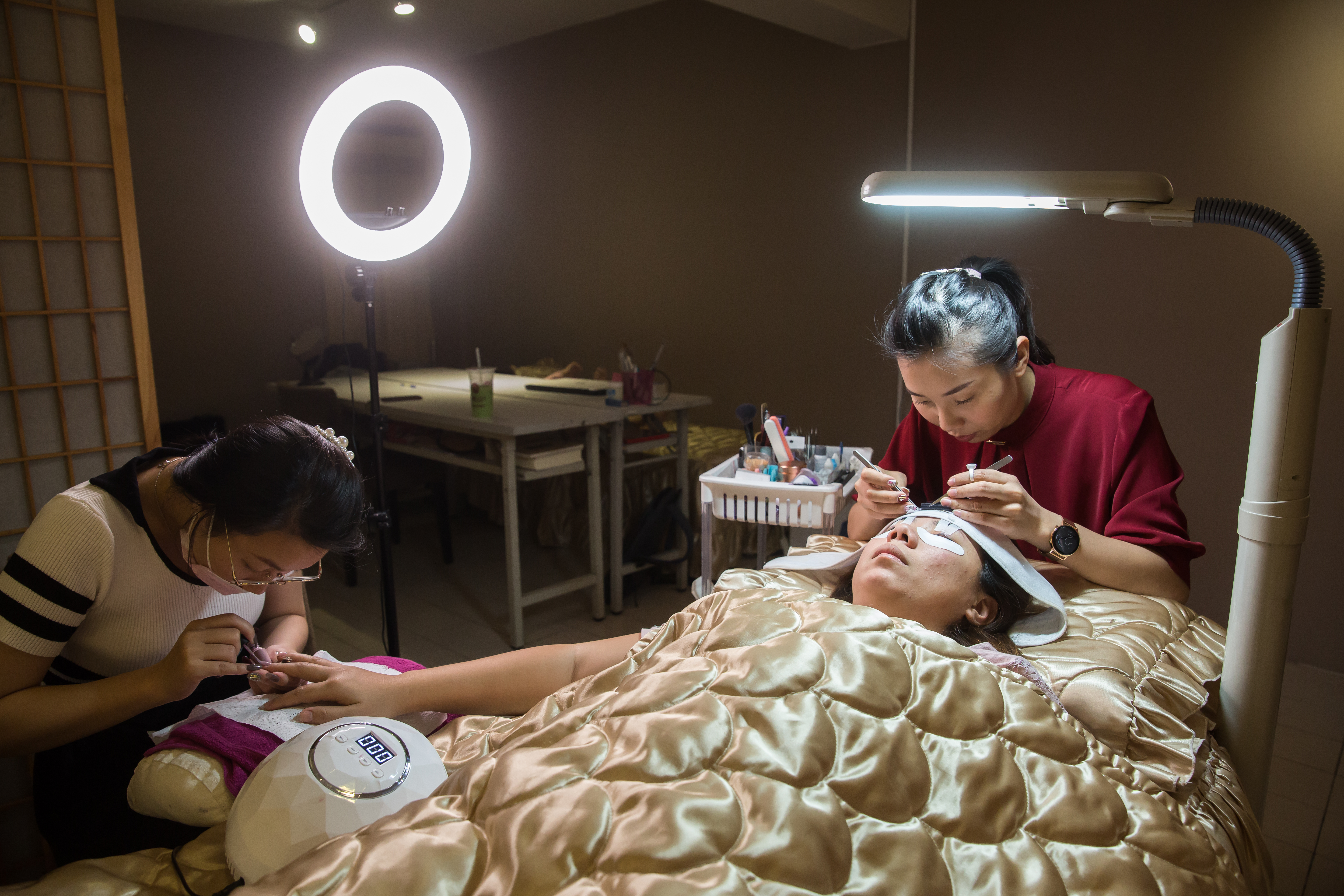 曾經有海外美容機構高薪挖角，但傅美慧（右）放心不下媽媽，決定留在家鄉創業，也把姊妹帶入行。