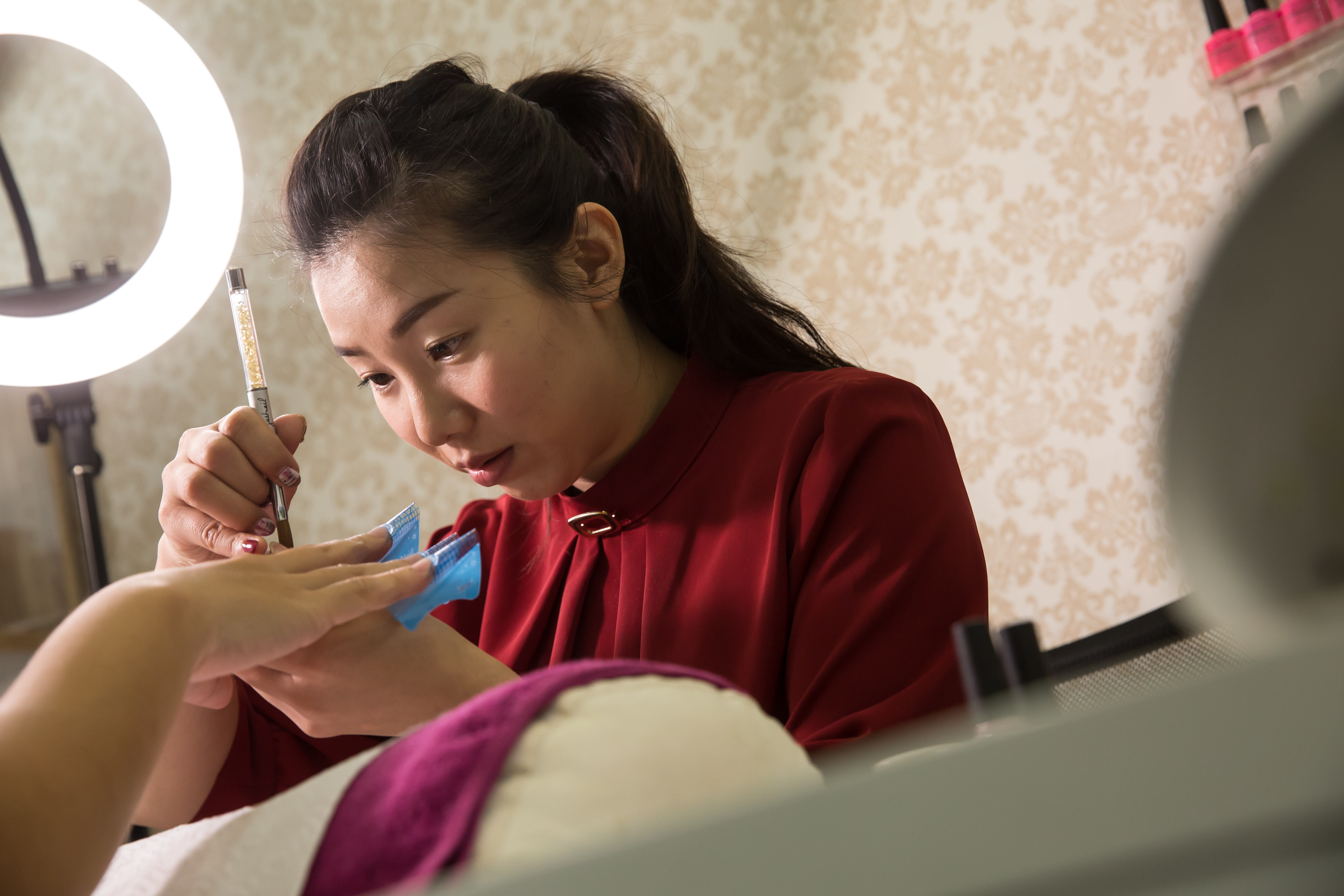 傅美慧自幼家貧,靠努力奮發成為金牌美容師,經營雅漫塔時尚美甲美睫工作室,吸引客人慕名前往。