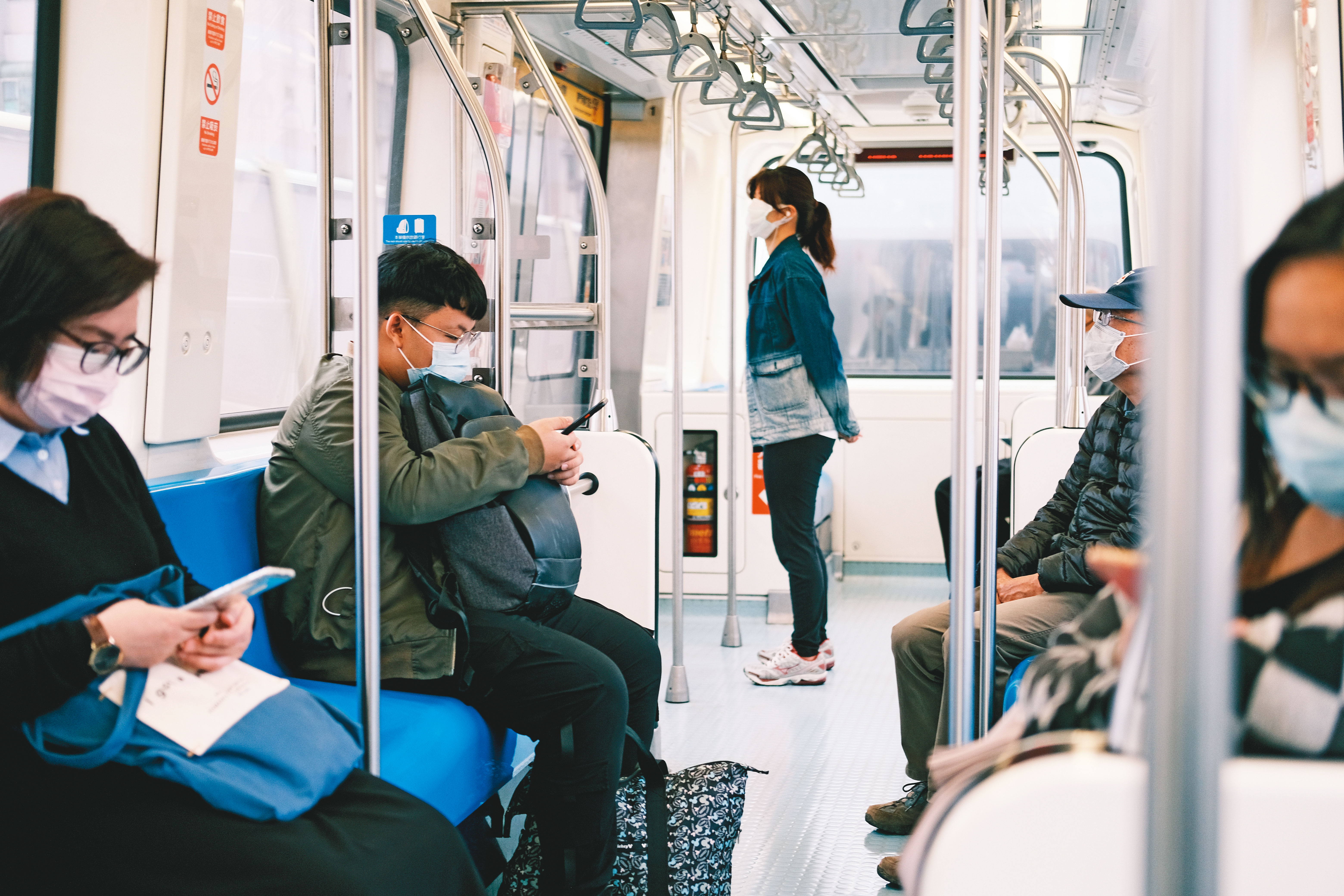 疫情罩頂，為了切斷傳染通路，搭乘大眾運輸工具規定應戴口罩。