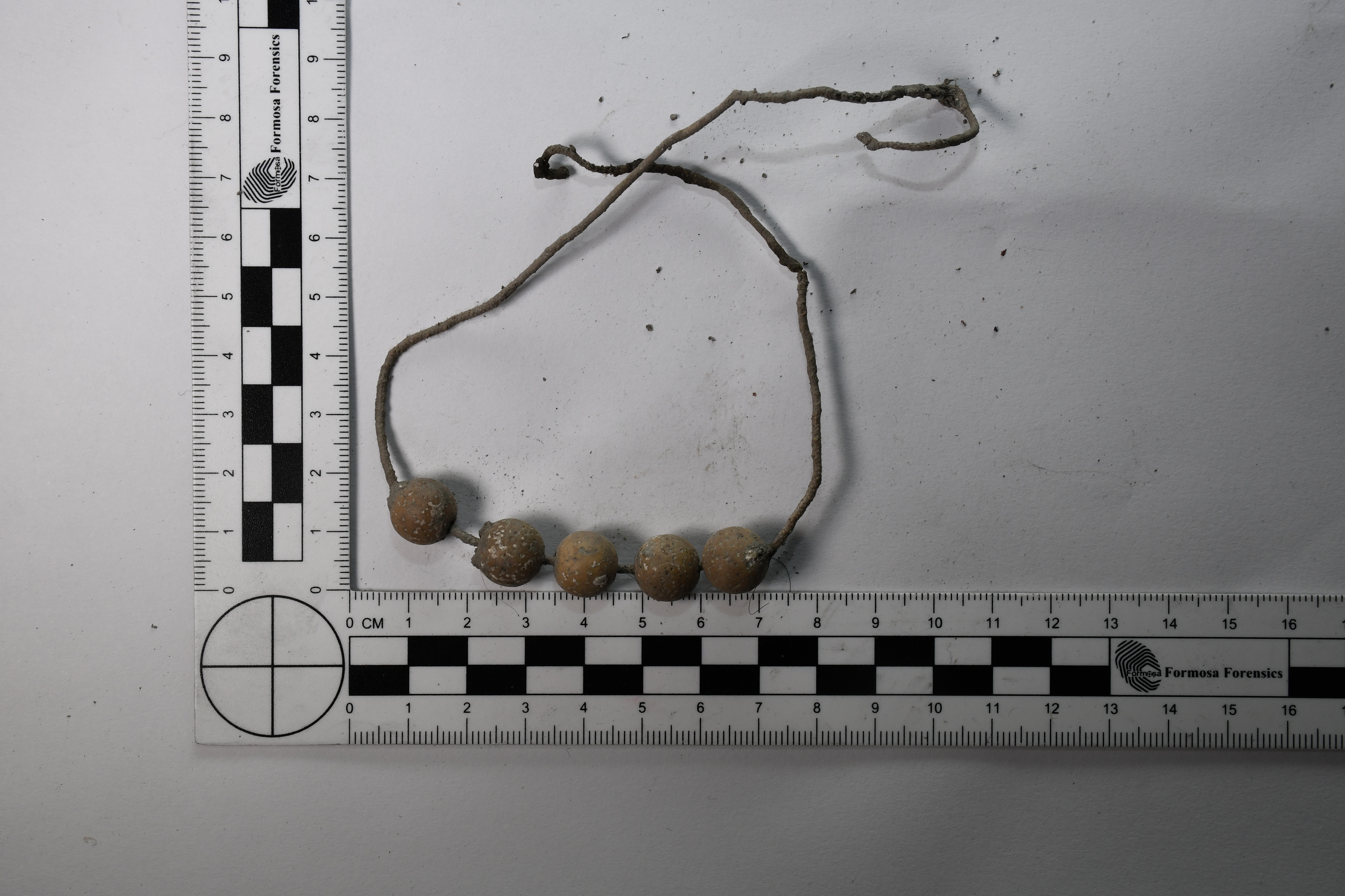 無名女屍身上配有佛珠，盼民眾幫忙指認。（警方提供）