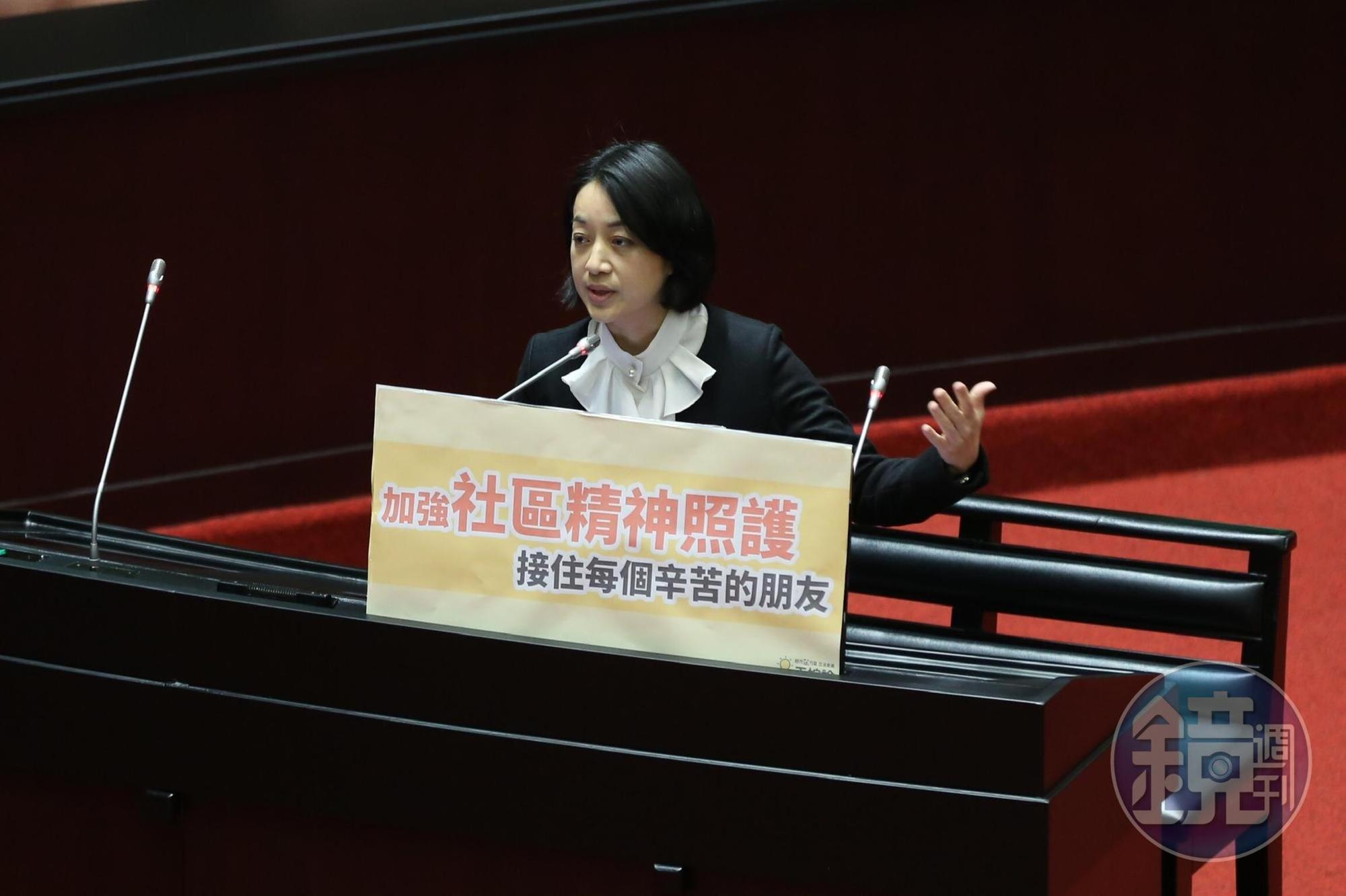 時代力量立委王婉諭今在立法院質詢時數度哽咽。