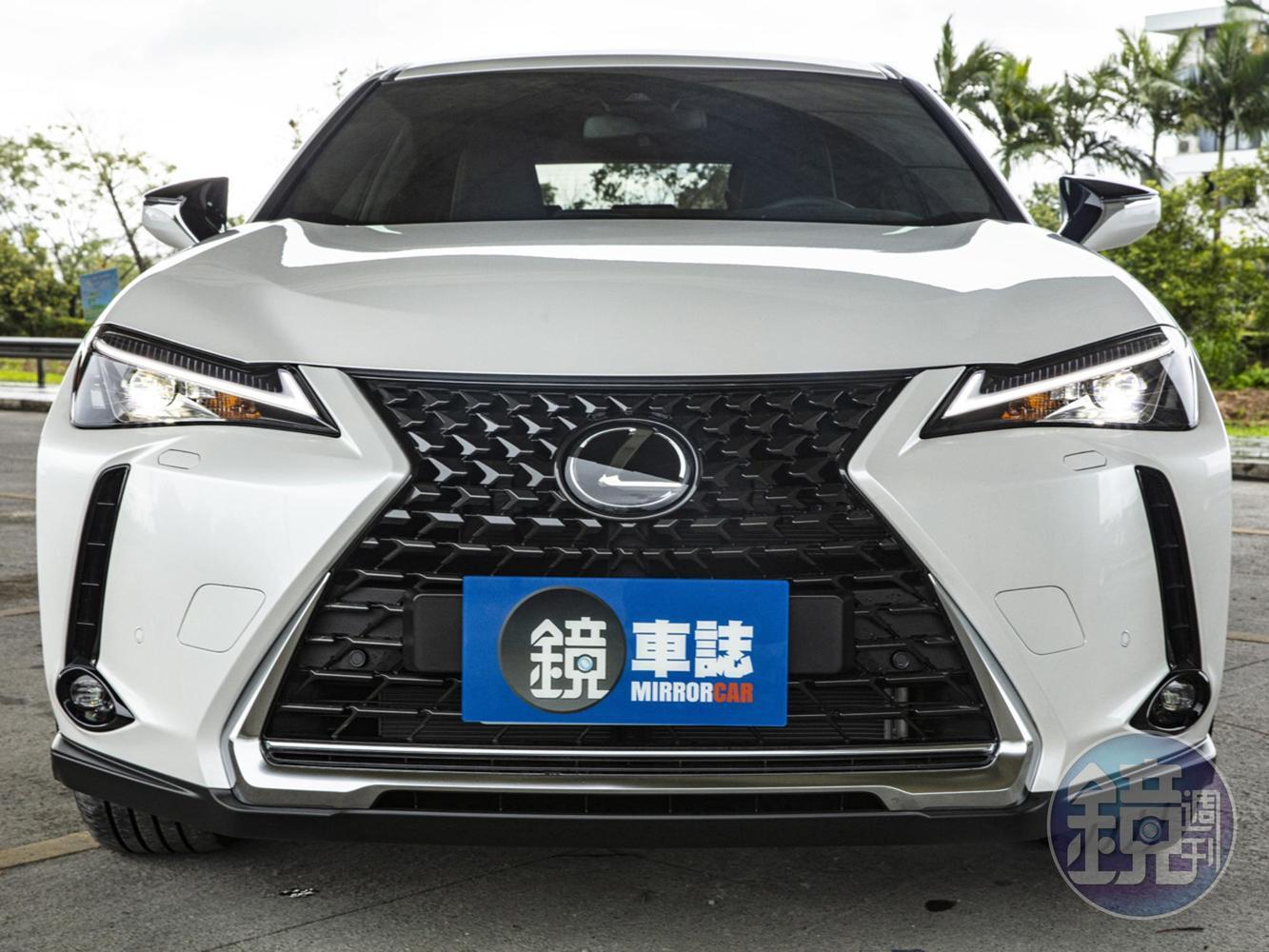 車頭的紡錘型水箱護罩以廠徽為中心，以多角塊狀形漸層向外擴散至突出的輪拱。