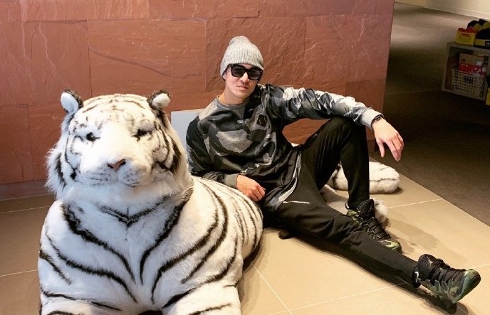 祝釩剛於13日深夜被警方盤查，3度染麻送辦。（翻攝自祝釩剛微博）