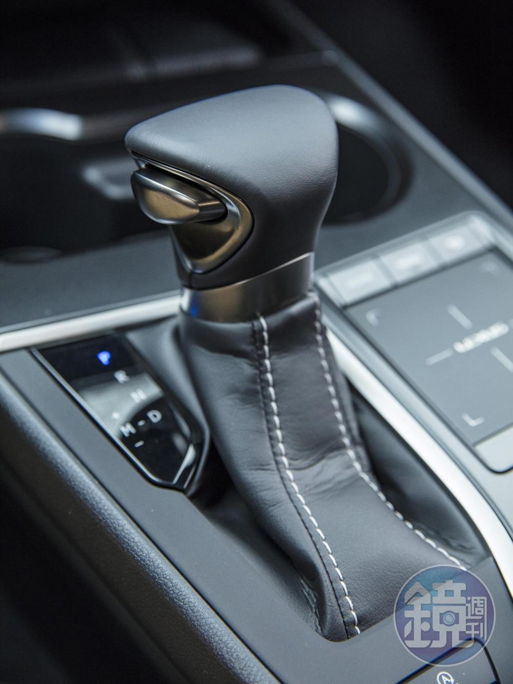  Direct Shift-CVT 無段變速系統，採用特殊的 Launch Gear 起步齒輪設計，可手動模擬十段變速。