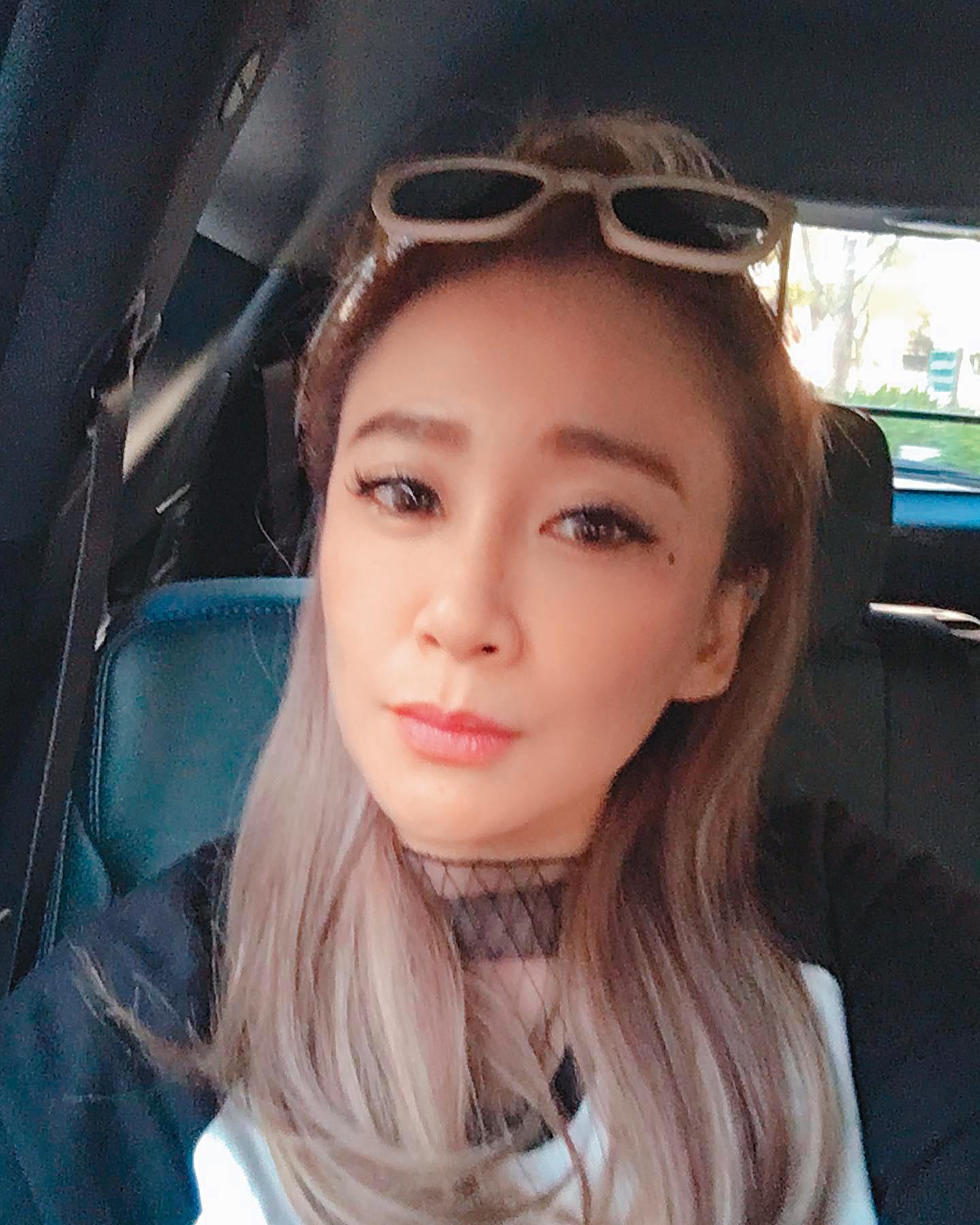 秀琴酒醉後,當眾硬要嘴對嘴餵食經紀人,還不小心讓甄莉跌倒。(翻攝自臉書)