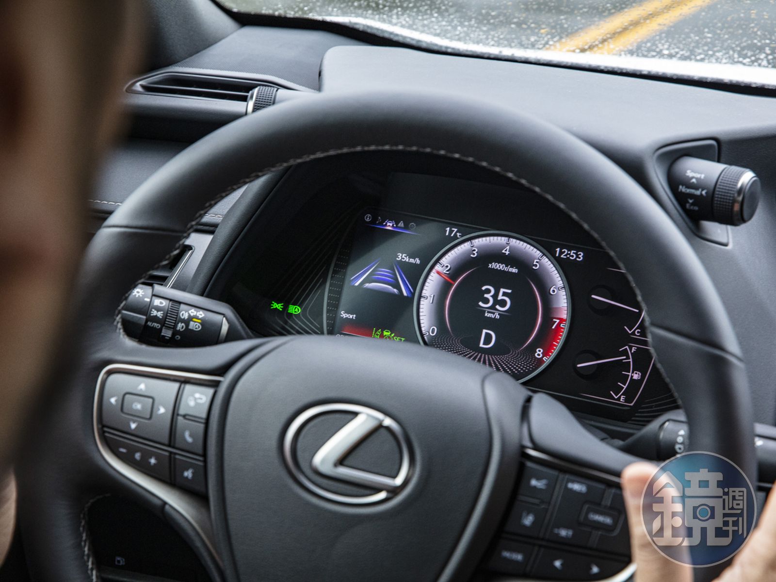 鏡試駕】配備進化，精裝現身！LEXUS UX 200 菁英PLUS 版- 鏡週刊Mirror Media