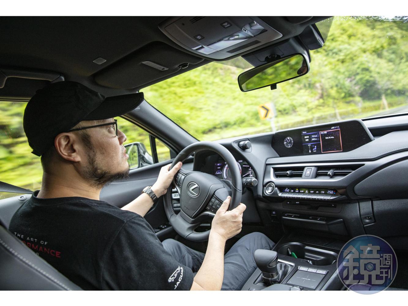 高剛性GA-K底盤搭配舒適取向的懸吊設定，LEXUS UX 200 菁英 PLUS 版在操控與乘坐間取得不錯的平衡。